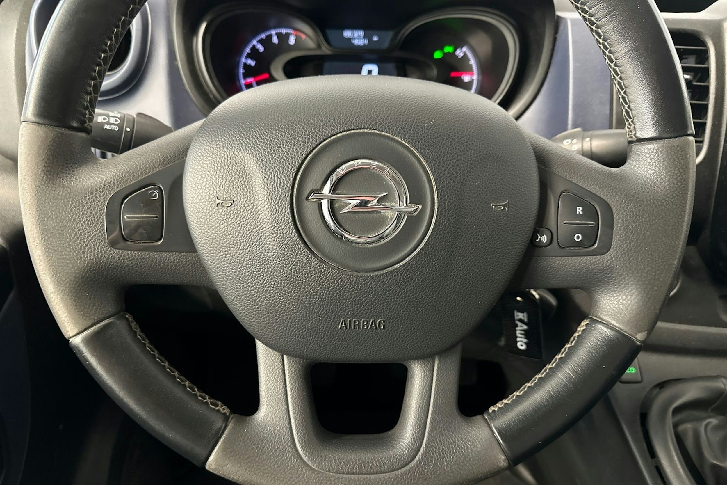 valkoinen Opel Vivaro 2018 kuva 16.