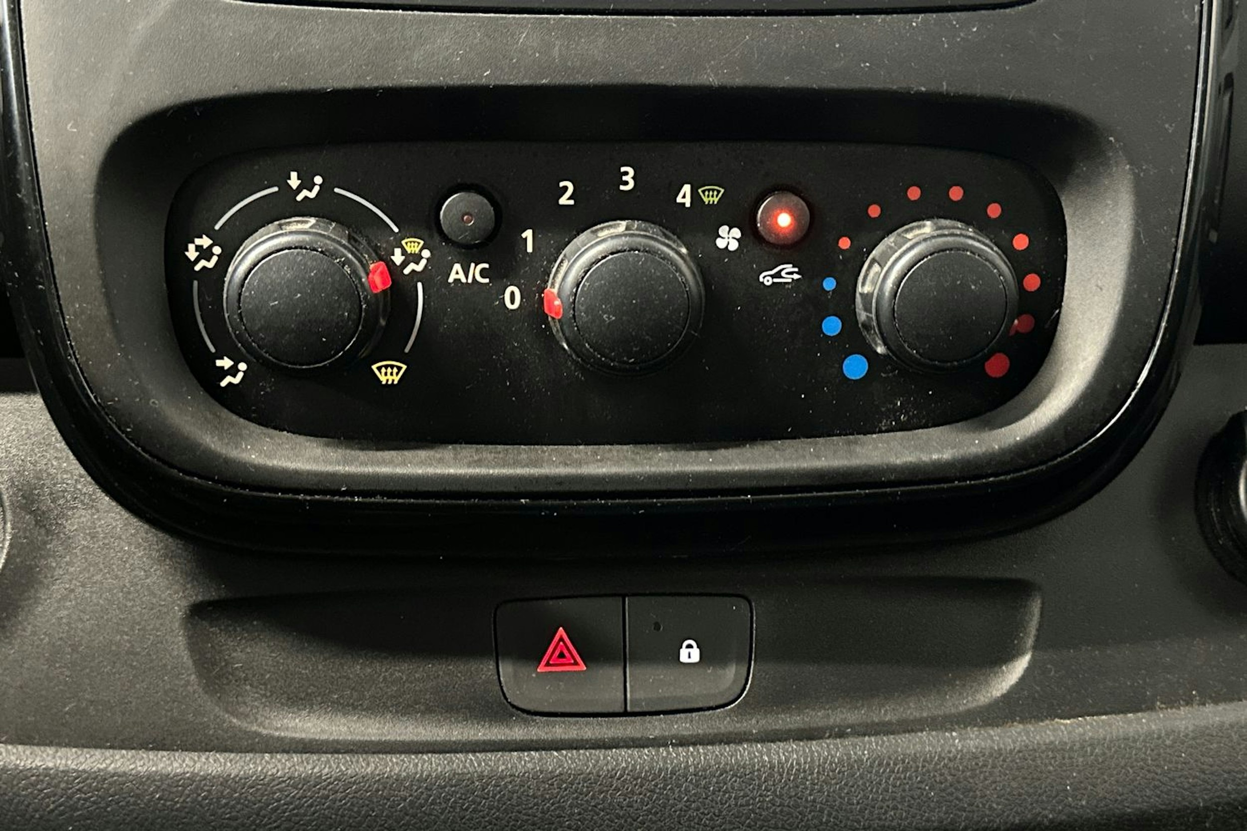 valkoinen Opel Vivaro 2018 kuva 21.