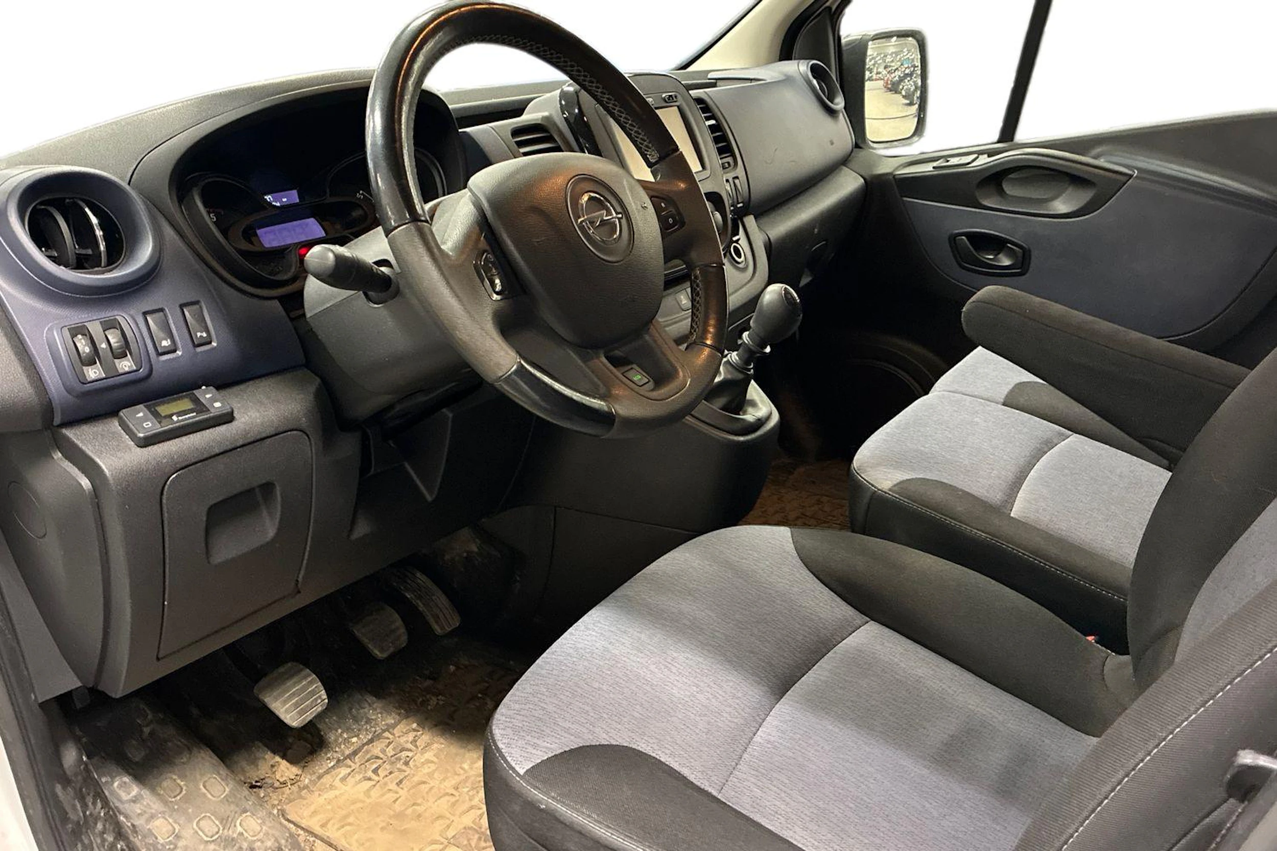 valkoinen Opel Vivaro 2018 kuva 3.