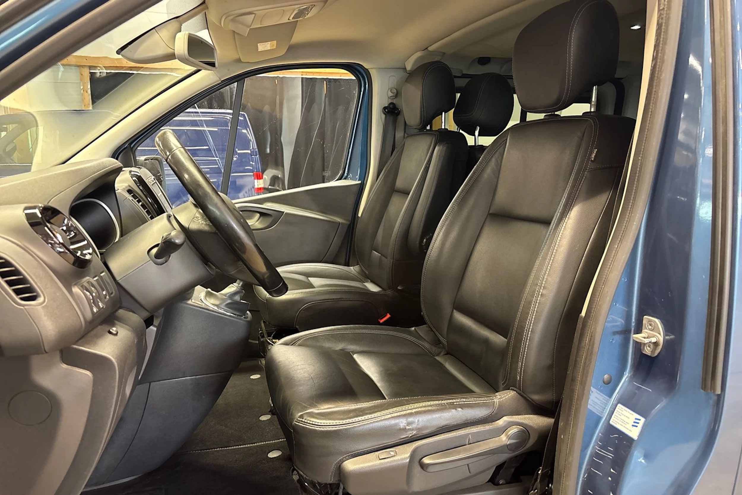 met. sininen Opel Vivaro 2018 kuva 16.