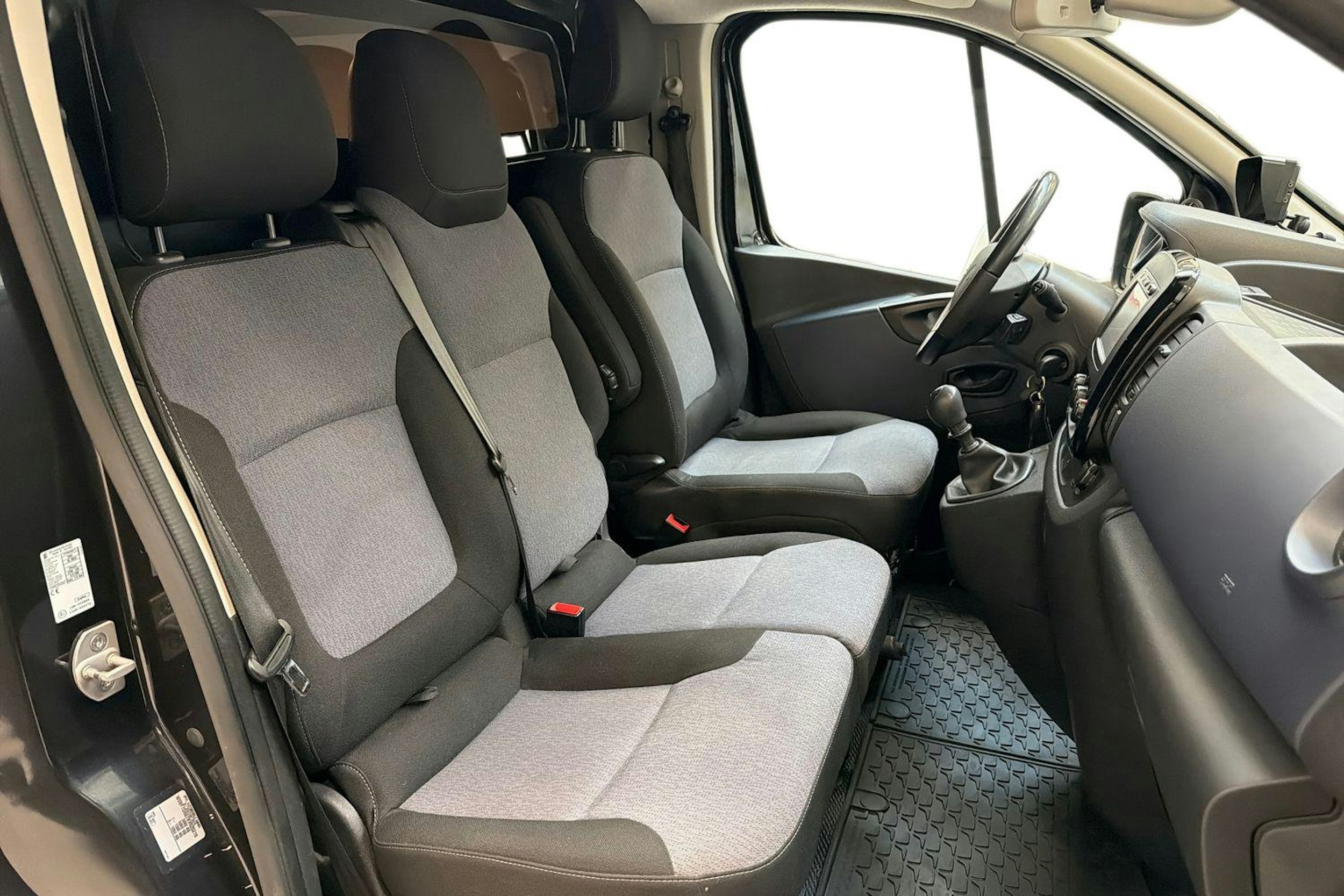 musta Opel Vivaro 2019 kuva 10.