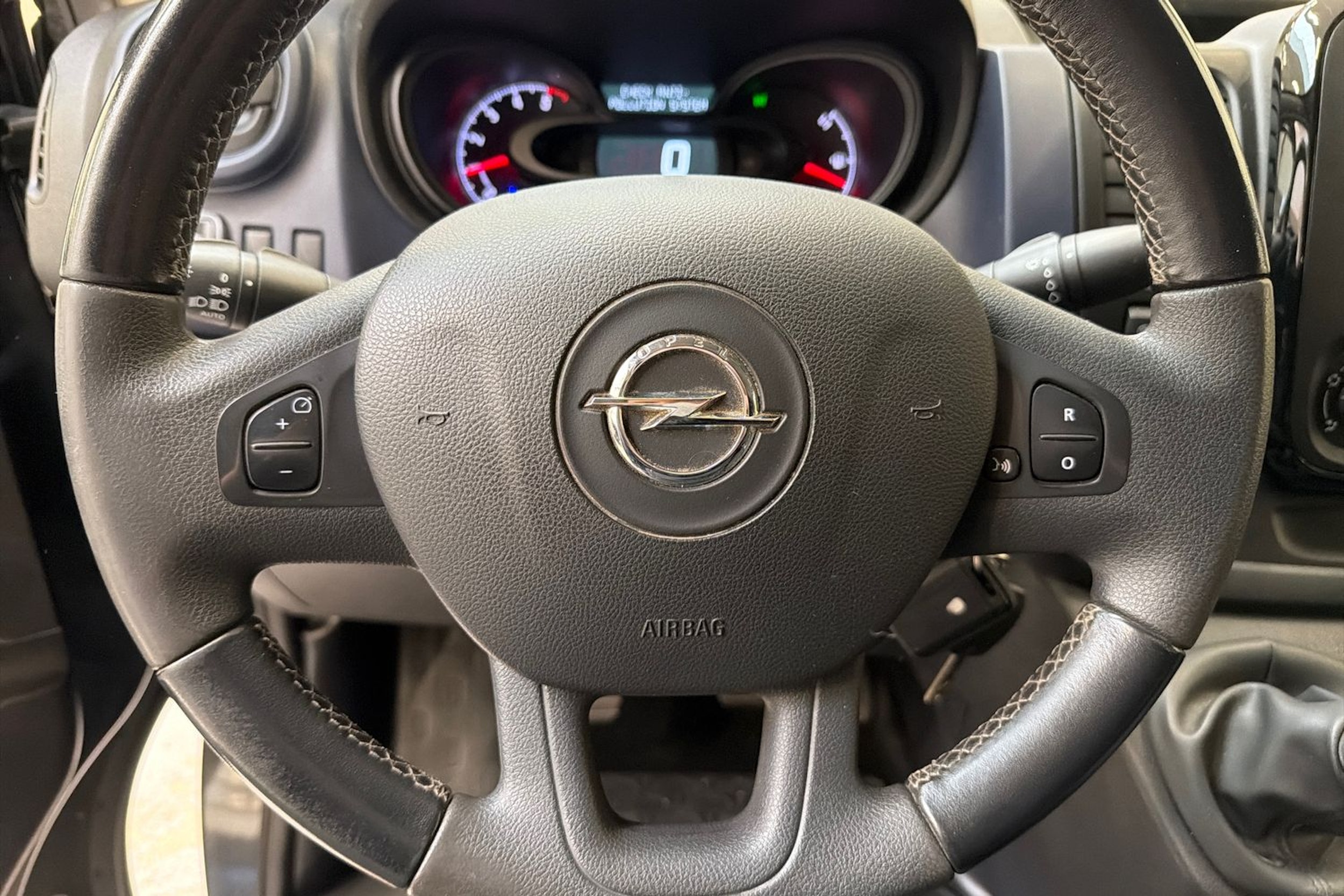 musta Opel Vivaro 2019 kuva 15.
