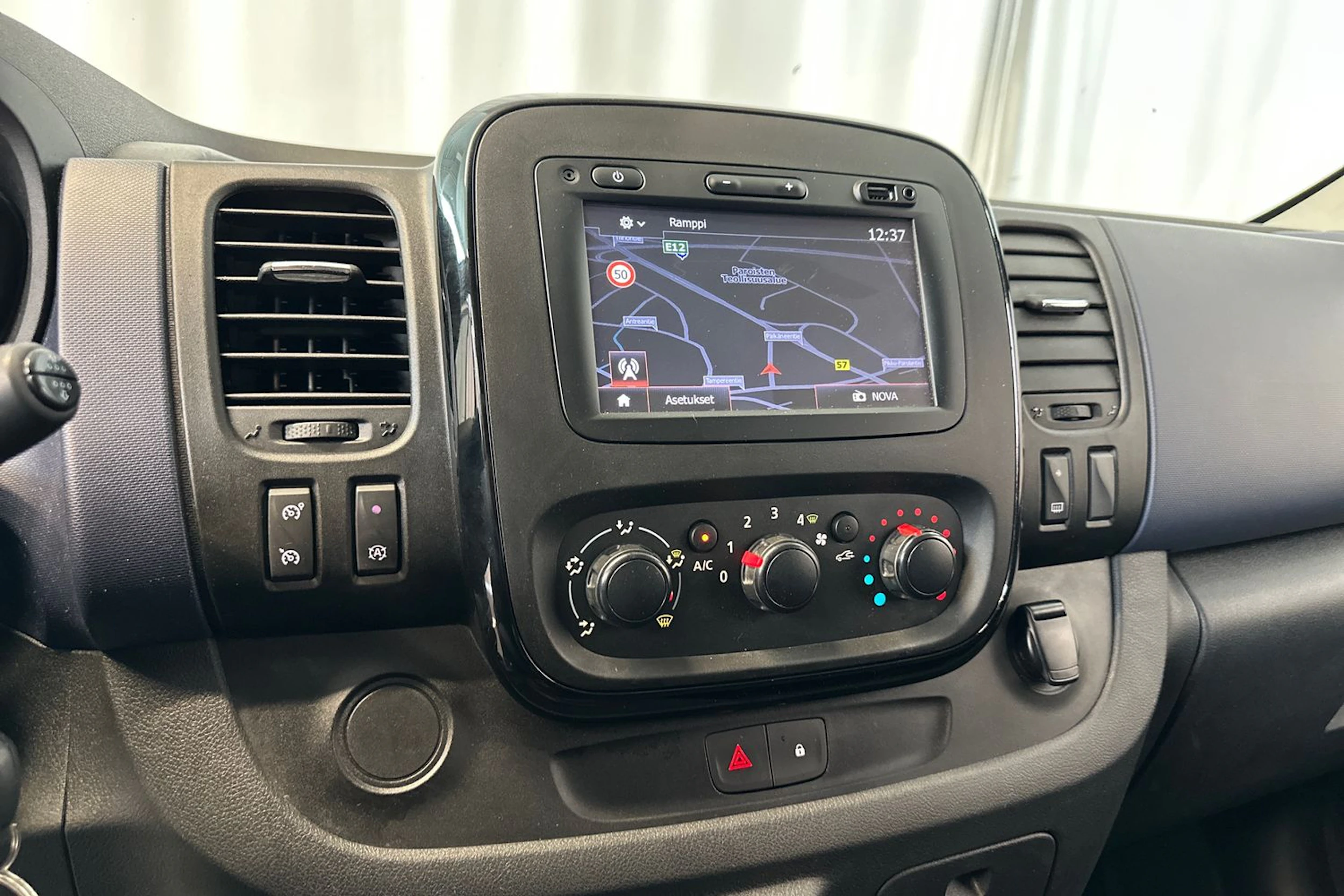 harmaa Opel Vivaro 2019 kuva 19.