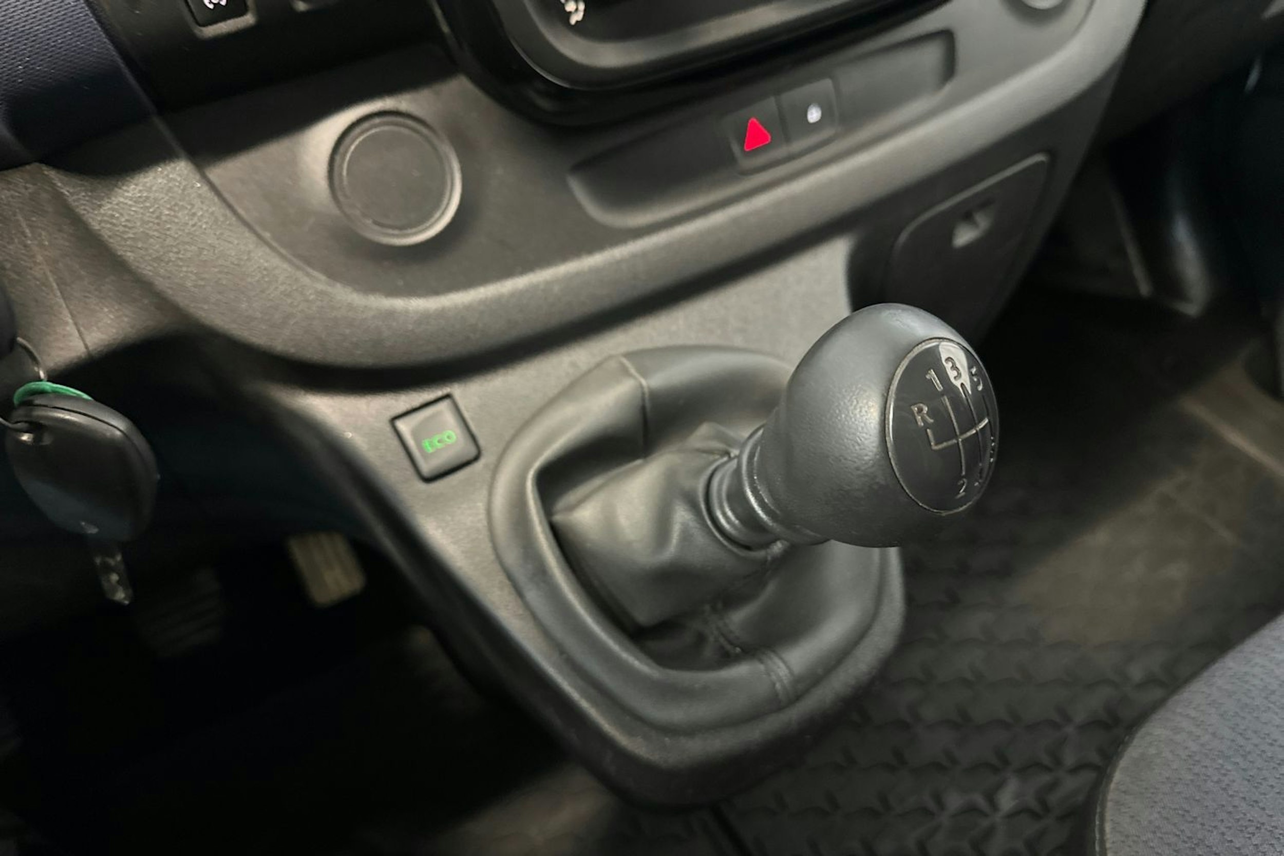 valkoinen Opel Vivaro 2019 kuva 23.