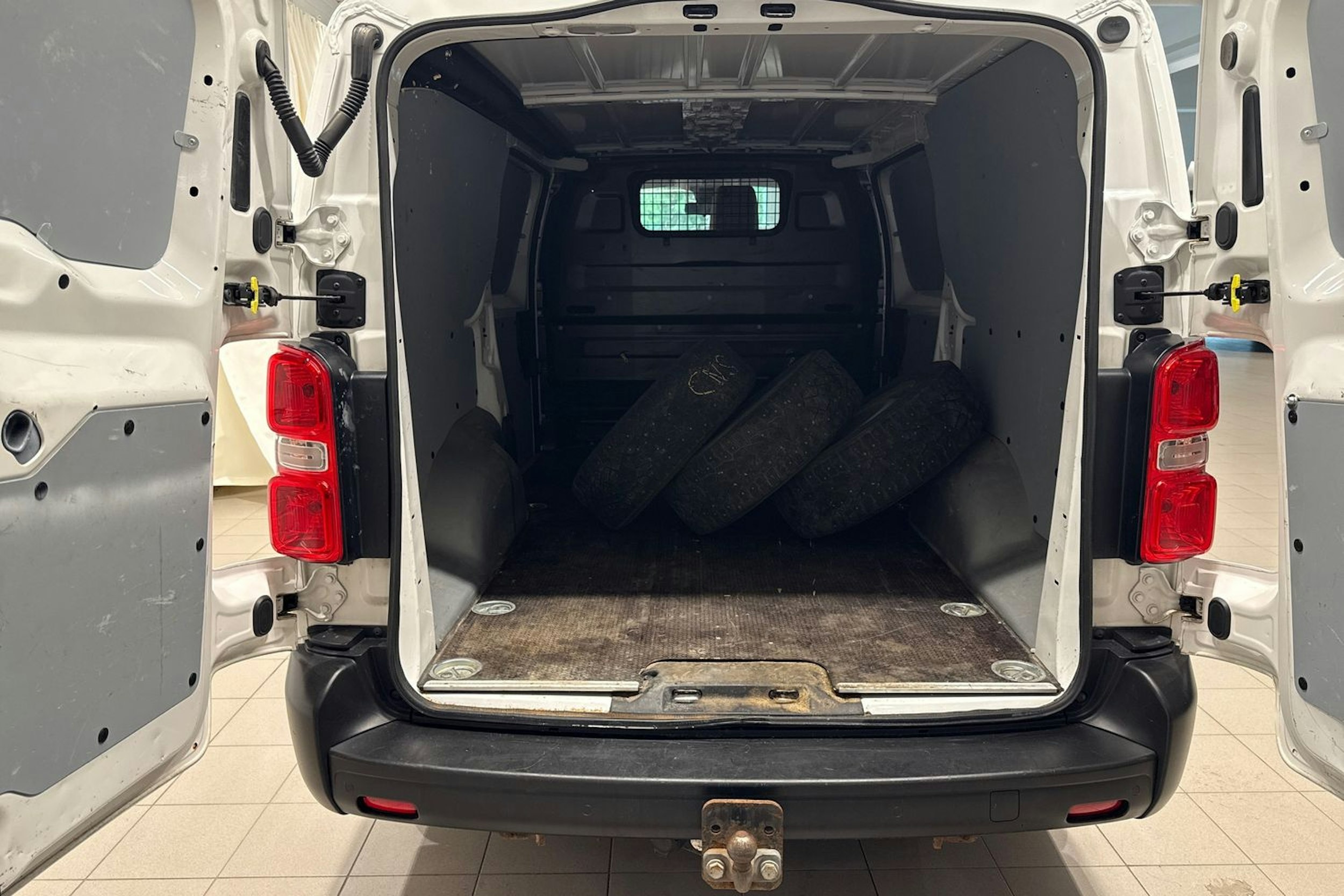 valkoinen Opel Vivaro 2019 kuva 15.