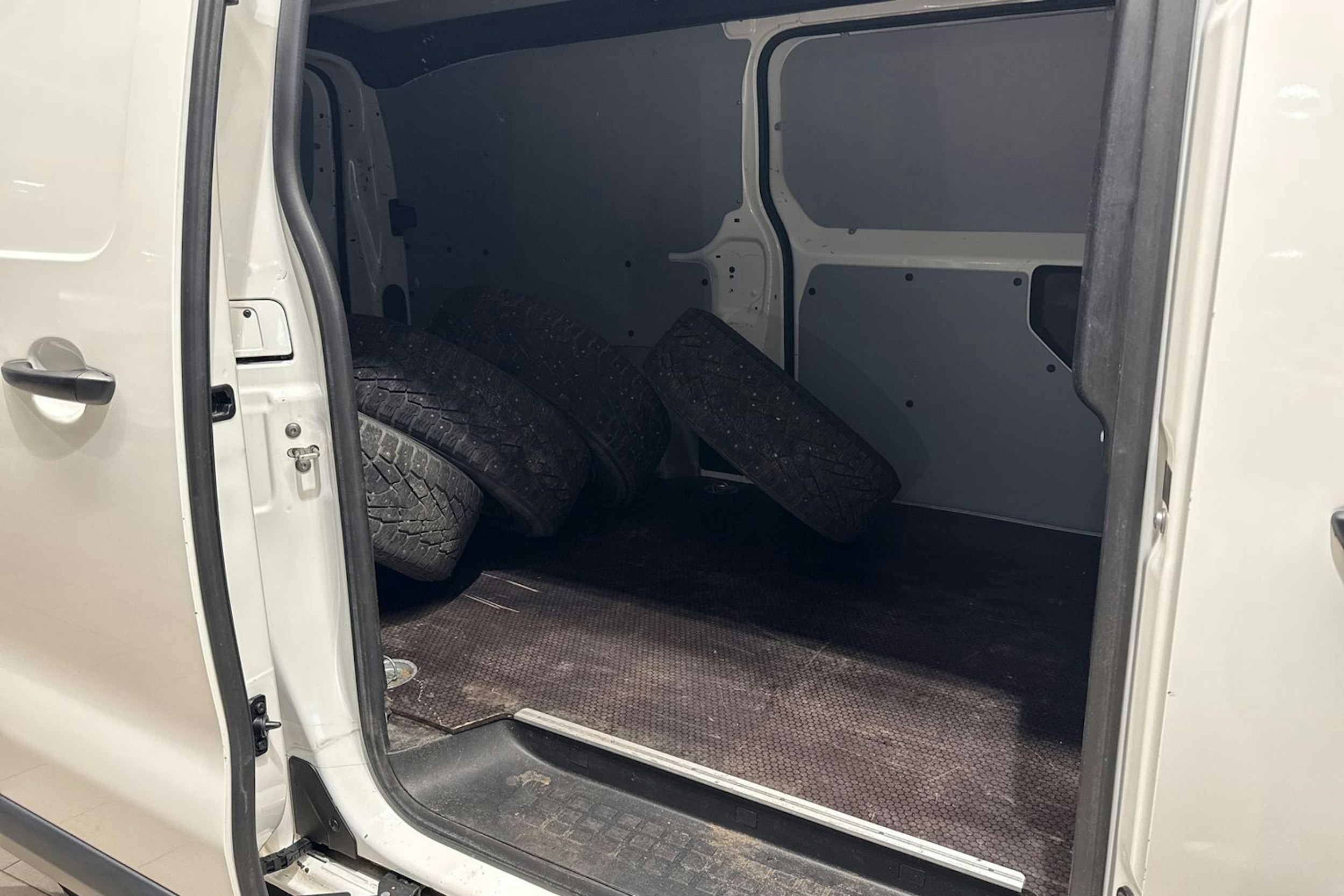 valkoinen Opel Vivaro 2019 kuva 16.