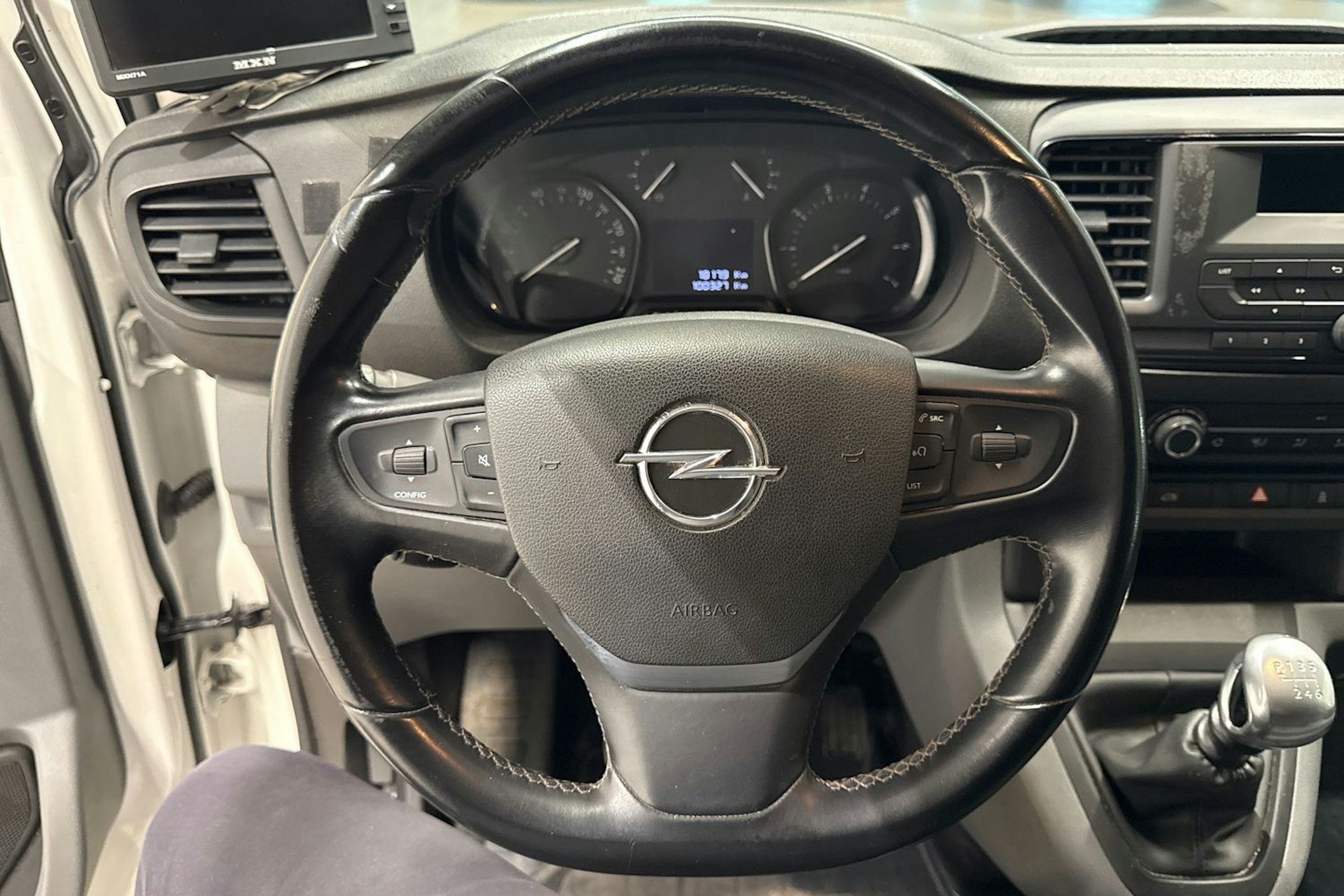 valkoinen Opel Vivaro 2019 kuva 17.
