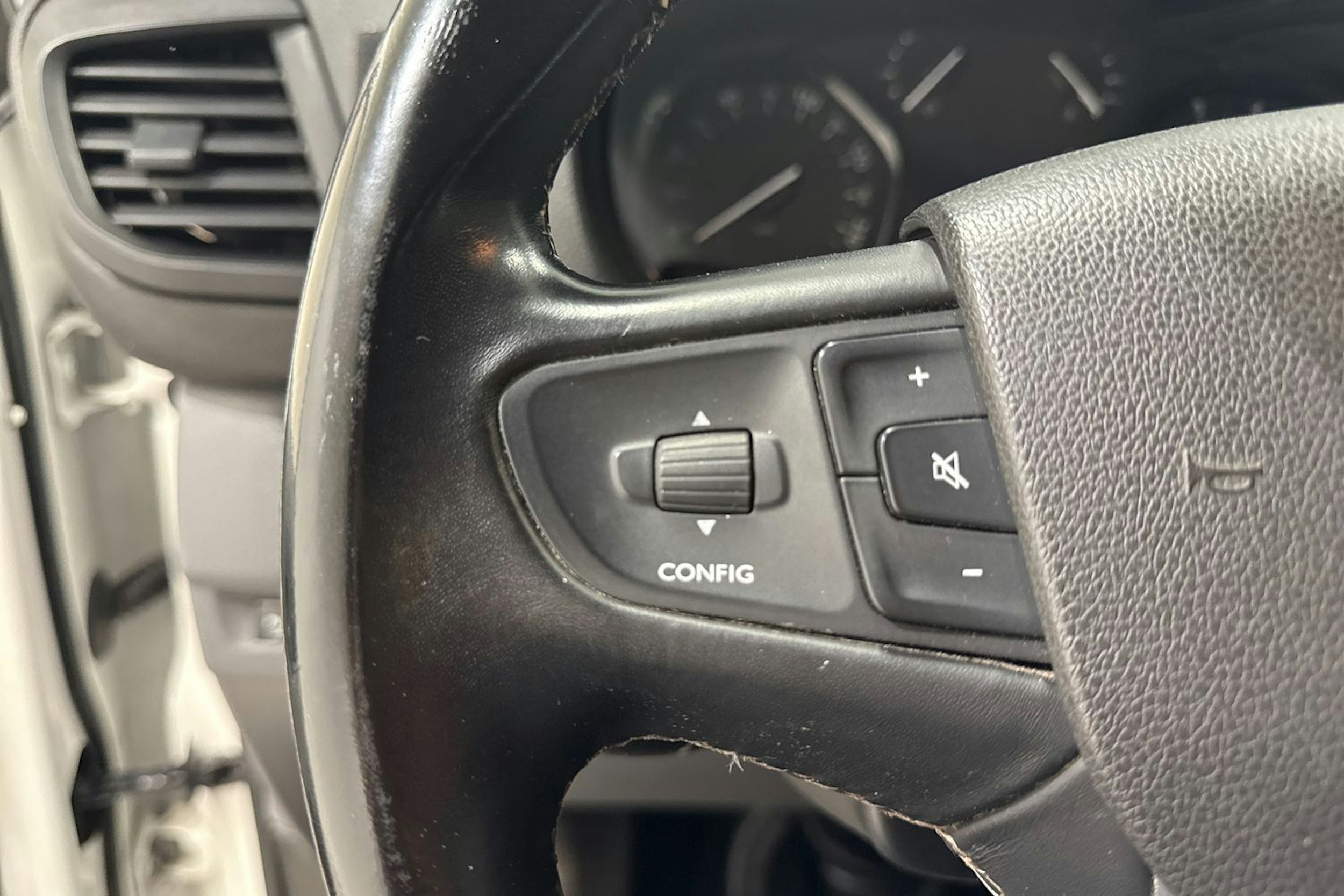 valkoinen Opel Vivaro 2019 kuva 18.