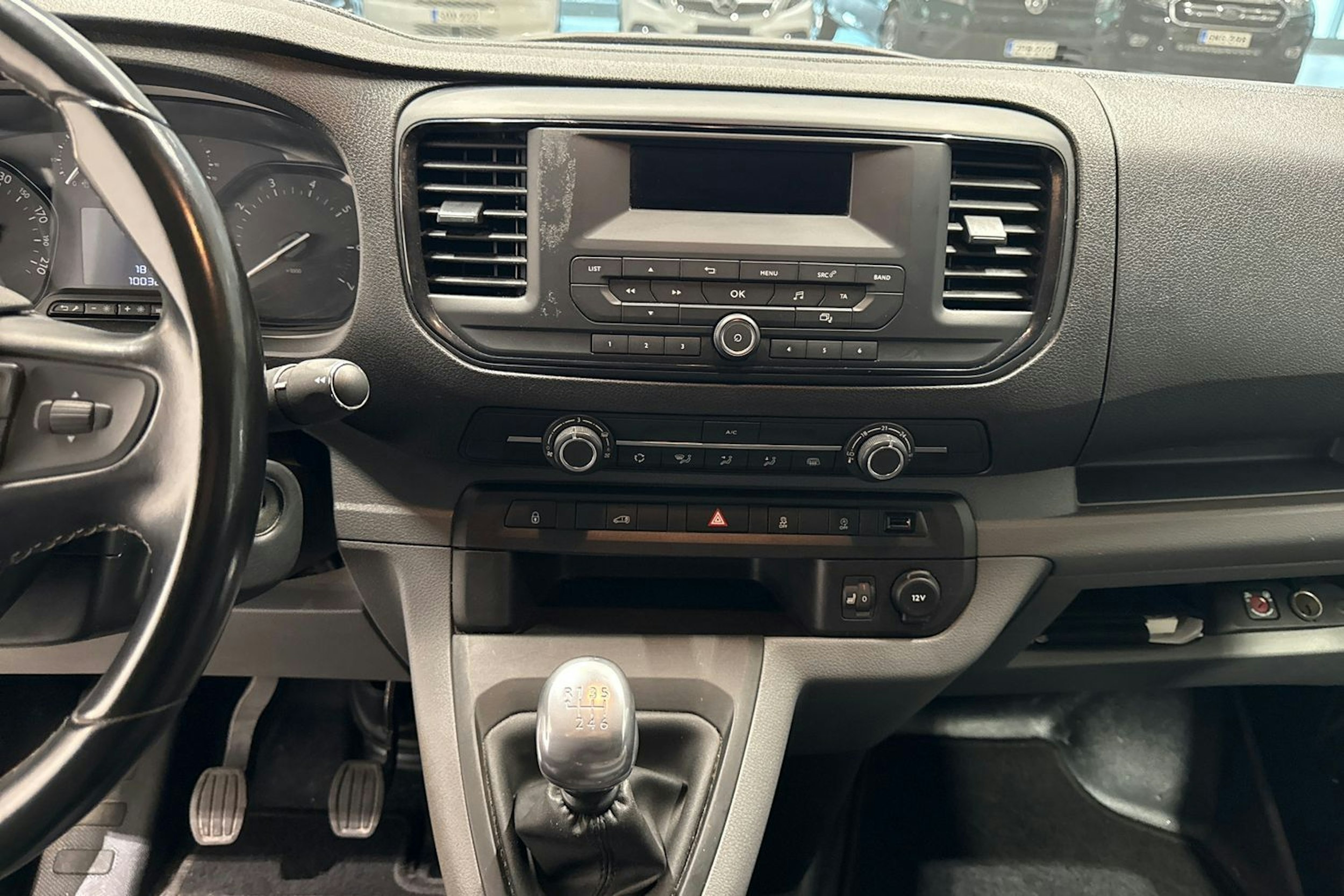 valkoinen Opel Vivaro 2019 kuva 20.