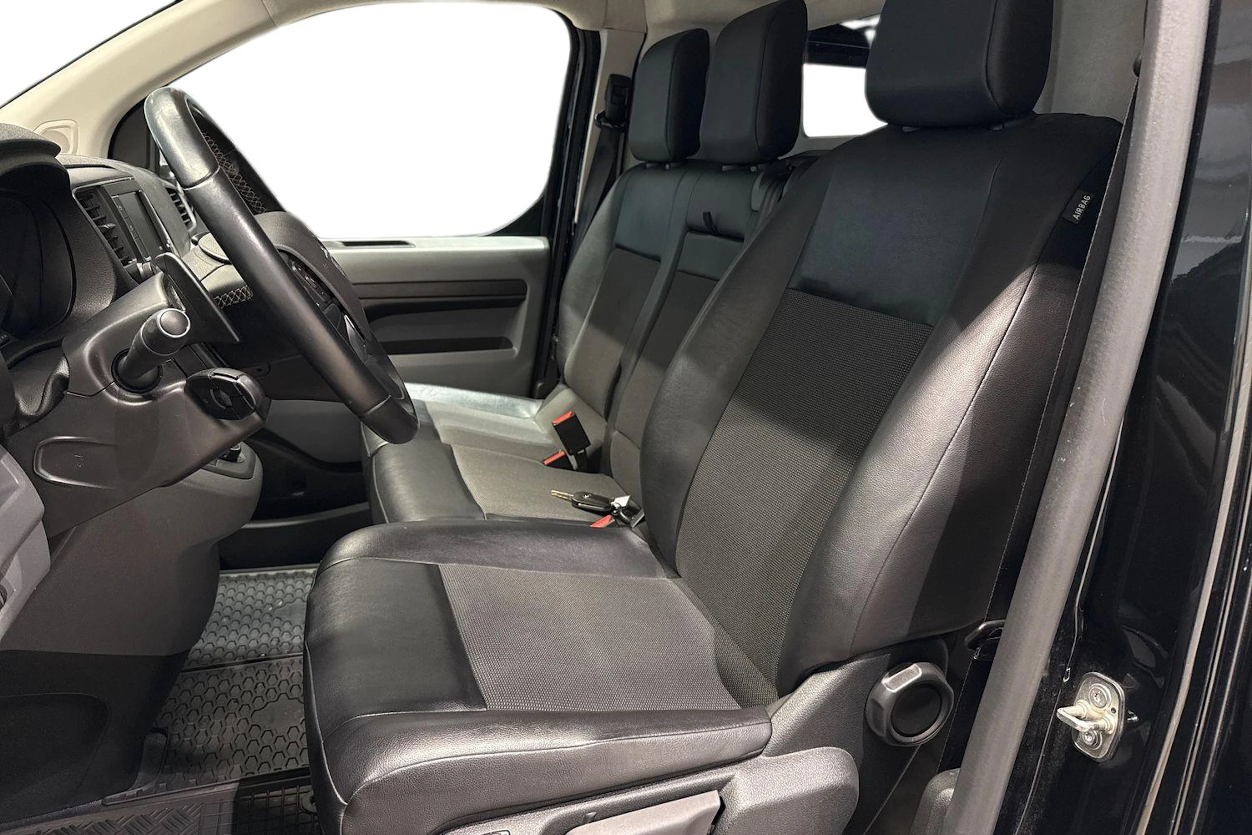 Musta Opel VIVARO 2020 kuva 11.