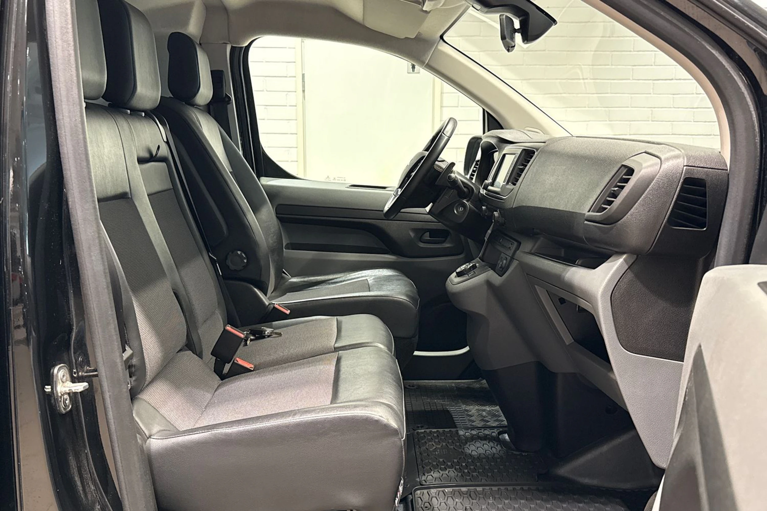 Musta Opel VIVARO 2020 kuva 13.