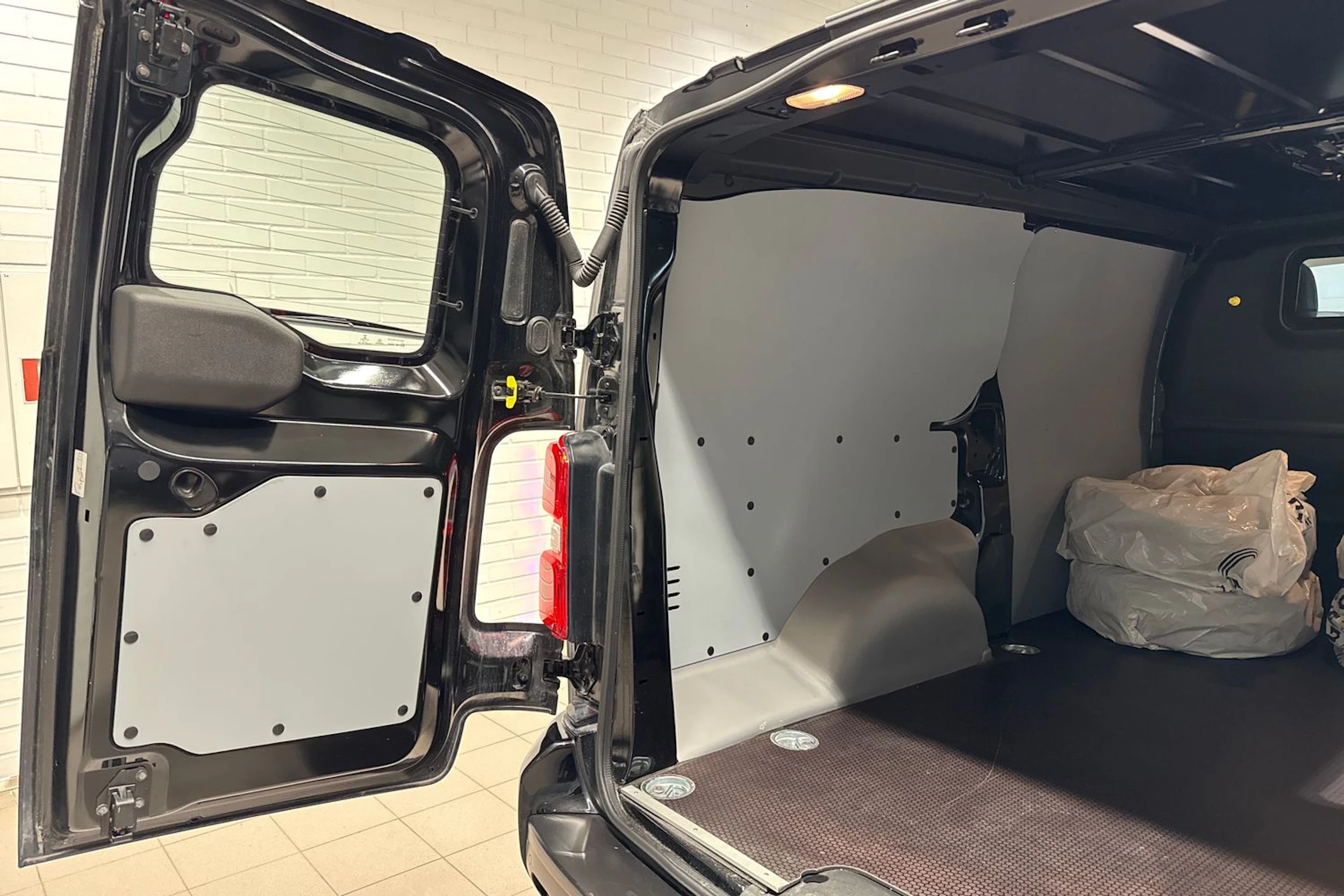 Musta Opel VIVARO 2020 kuva 17.