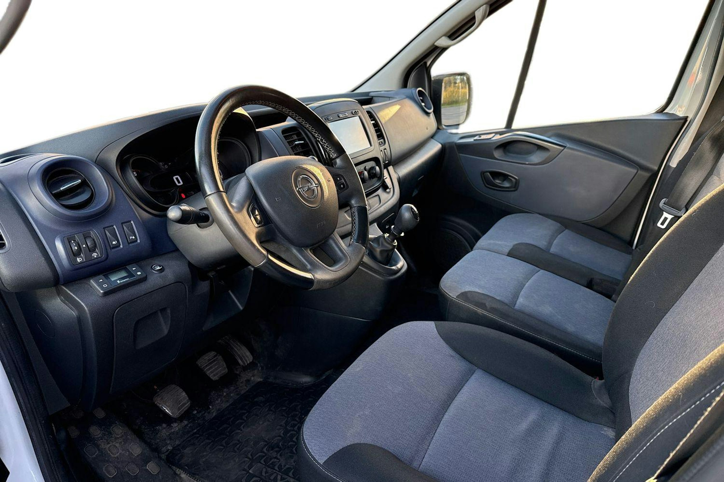 valkoinen Opel Vivaro 2019 kuva 3.