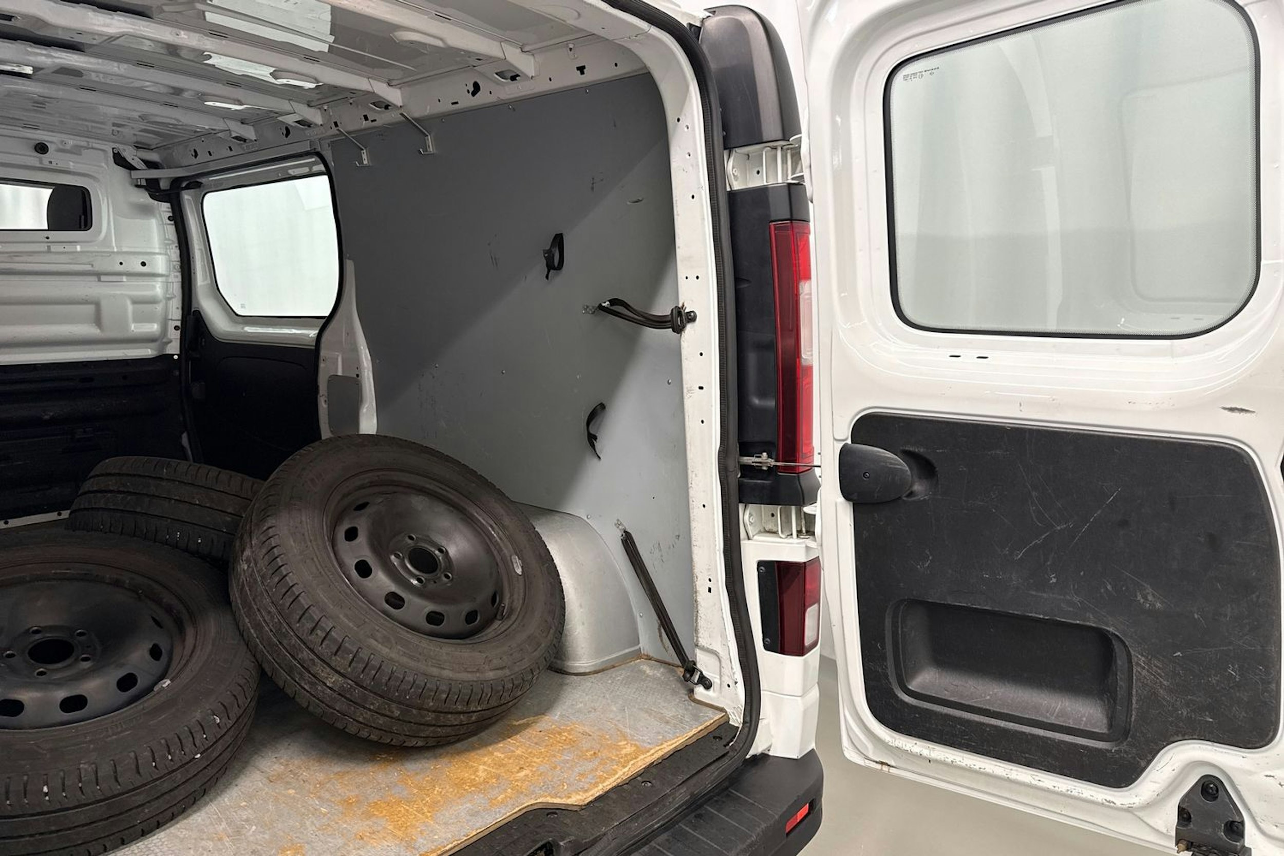 valkoinen Opel Vivaro 2019 kuva 22.