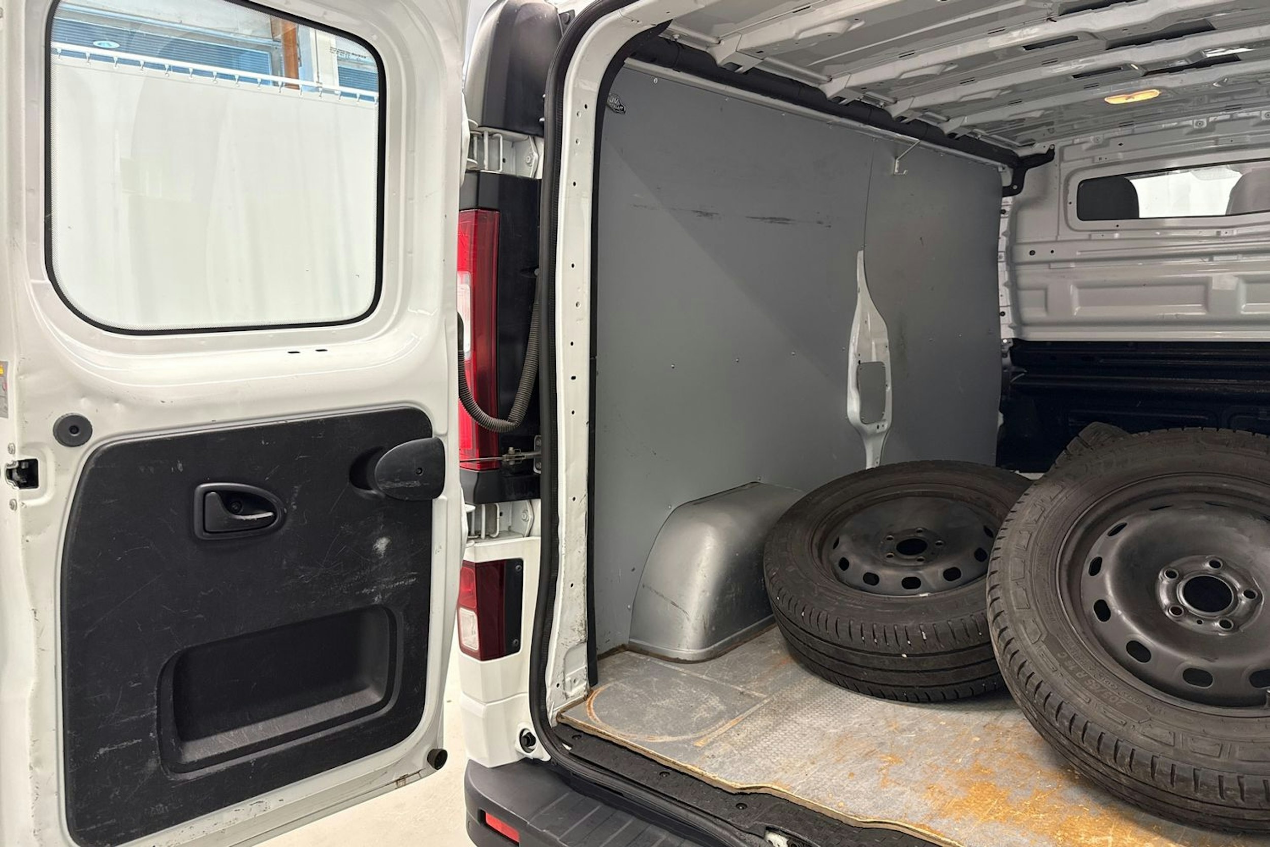 valkoinen Opel Vivaro 2019 kuva 24.