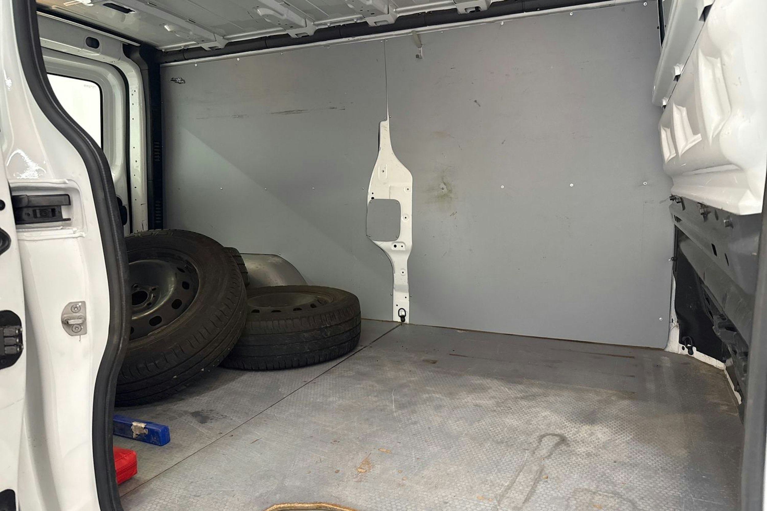 valkoinen Opel Vivaro 2019 kuva 25.