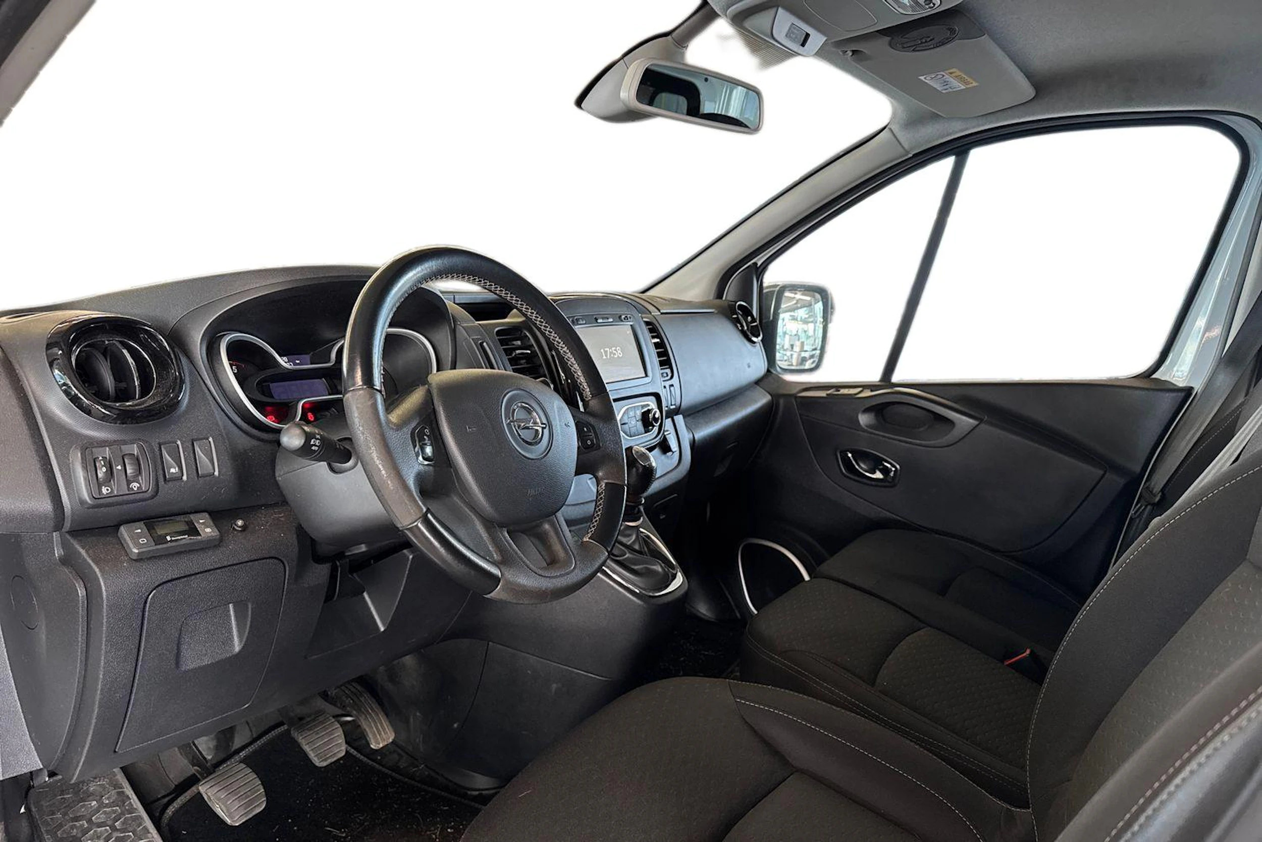 valkoinen Opel Vivaro 2019 kuva 3.