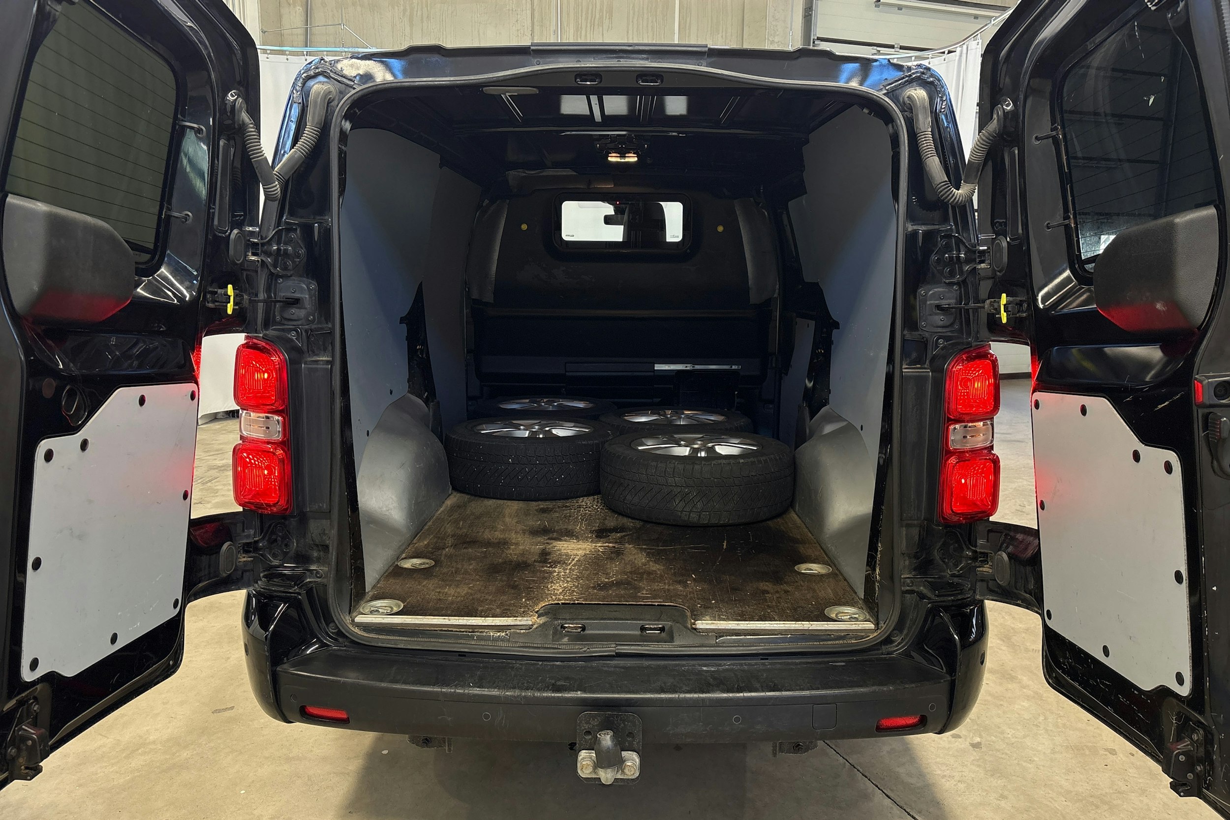 musta Opel Vivaro 2019 kuva 10.
