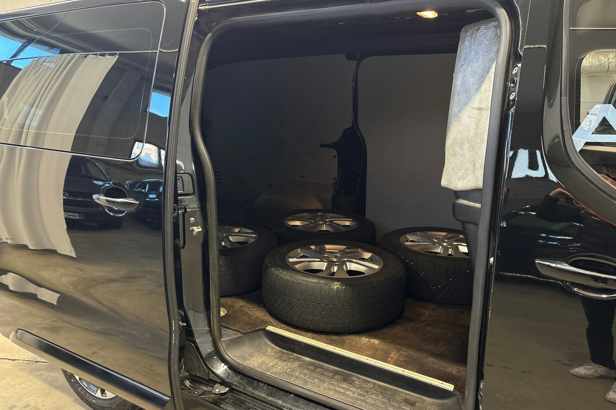 musta Opel Vivaro 2019 kuva 12.