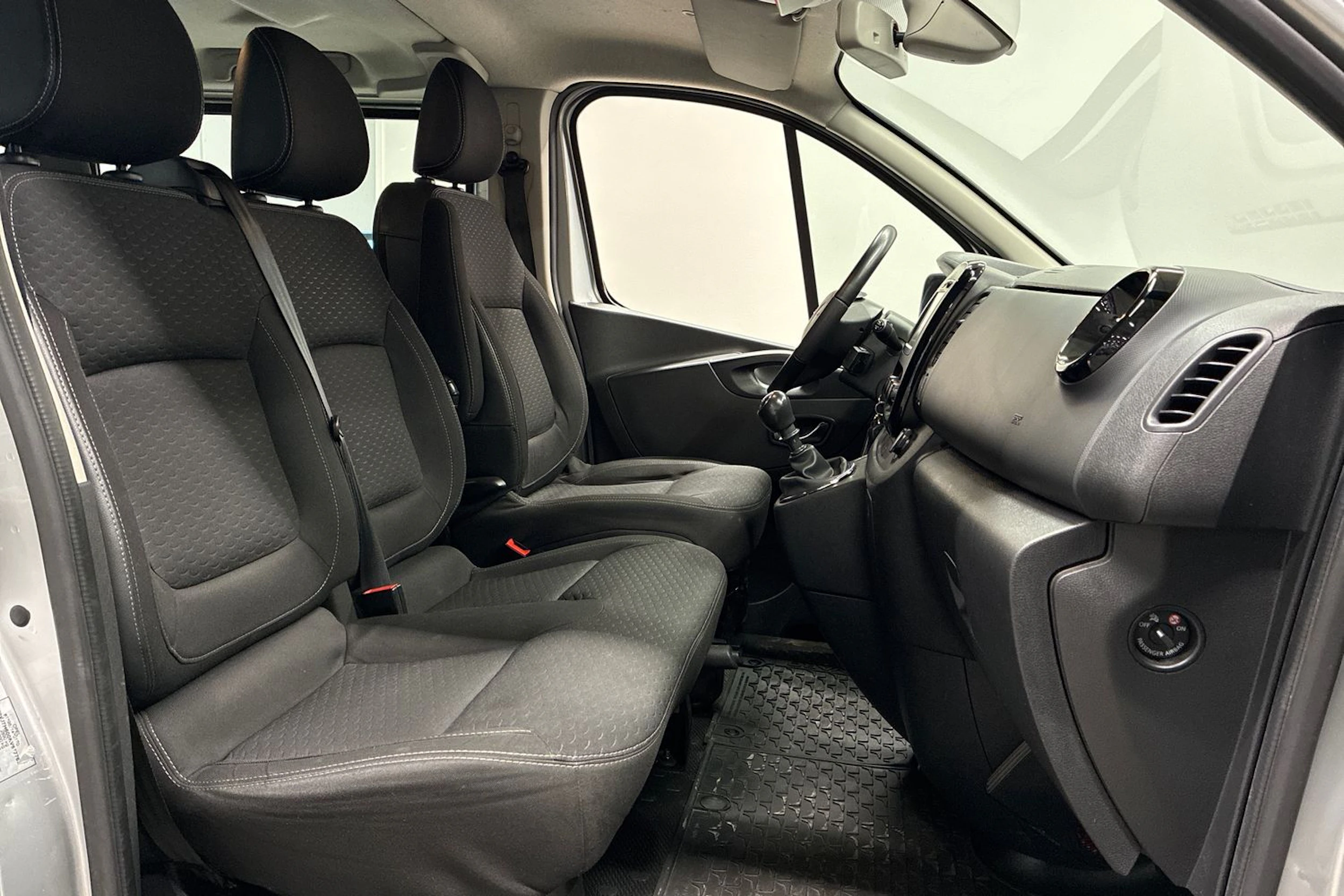 harmaa Opel Vivaro 2019 kuva 11.
