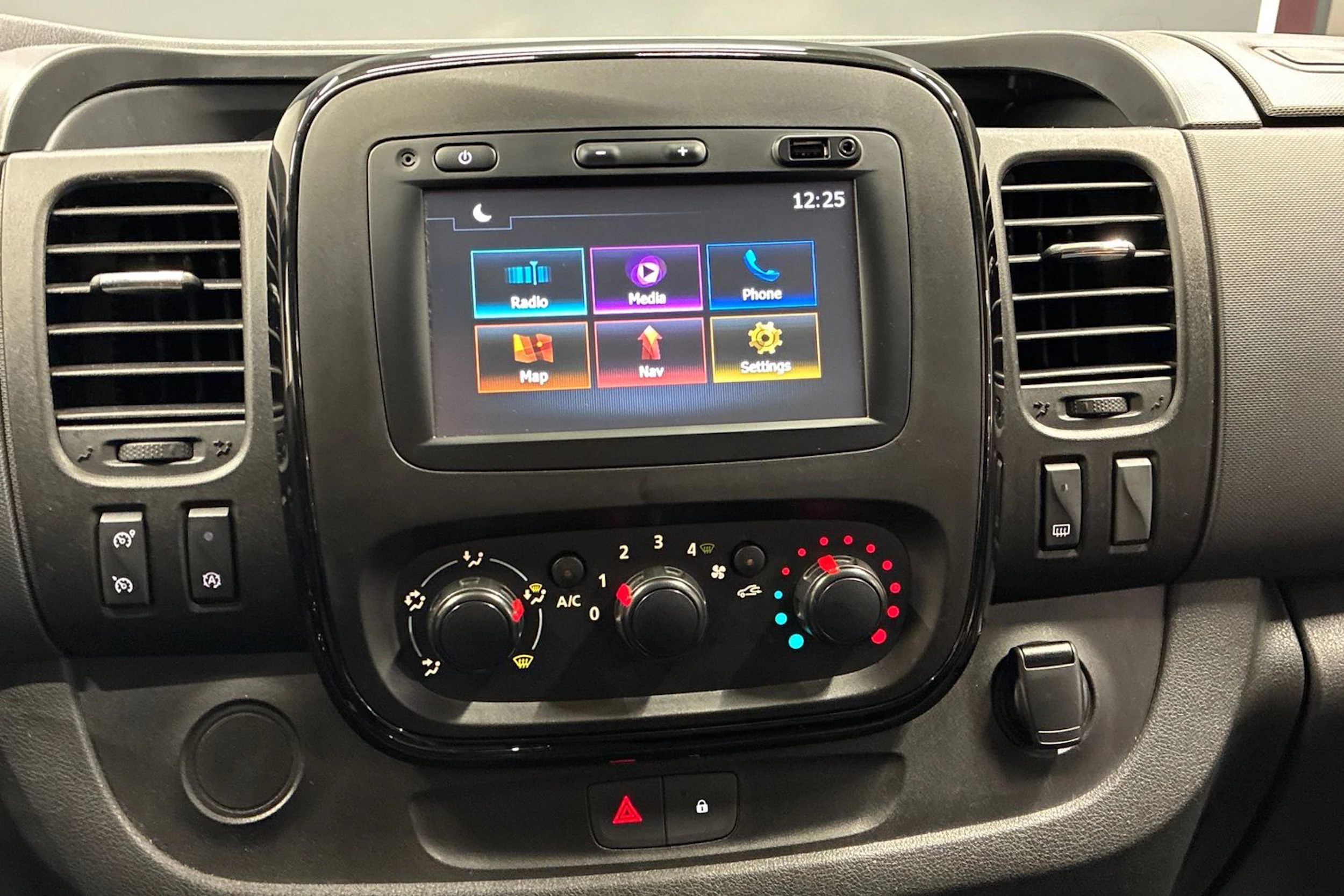 harmaa Opel Vivaro 2019 kuva 14.