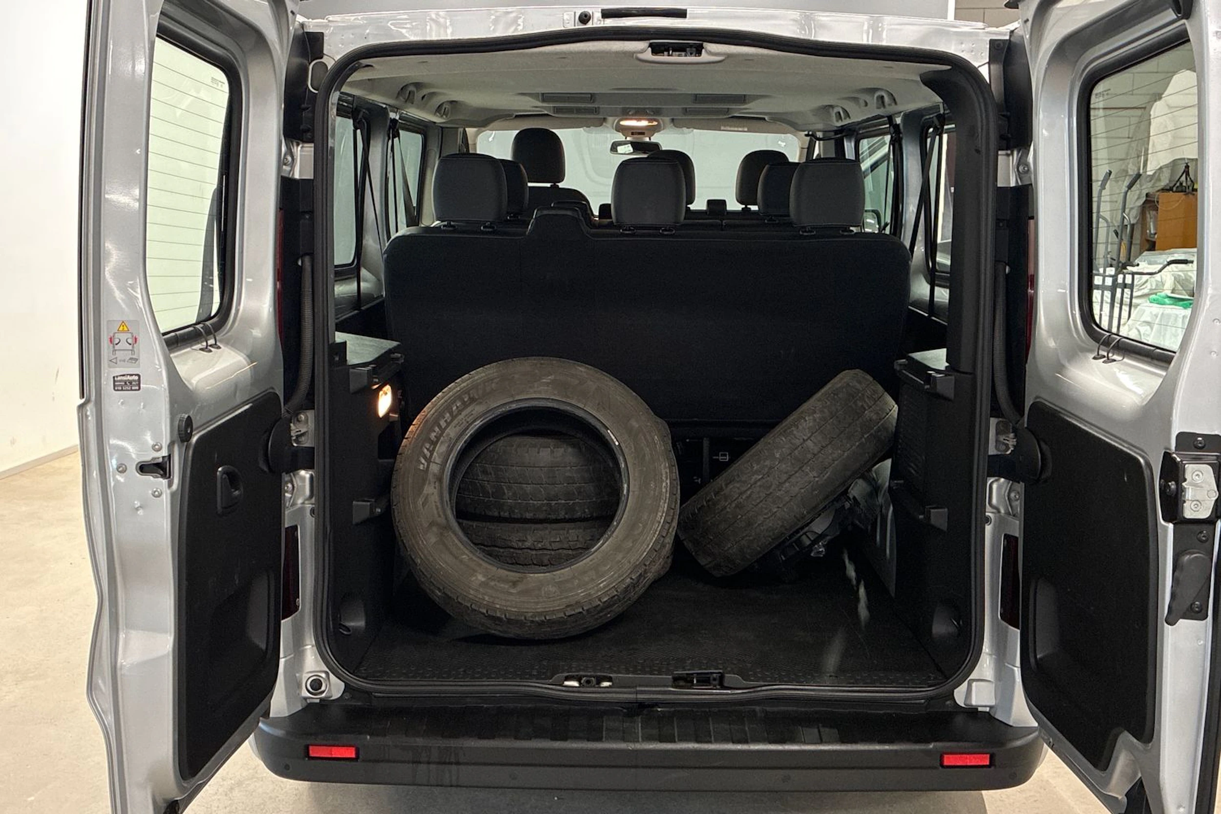 harmaa Opel Vivaro 2019 kuva 18.