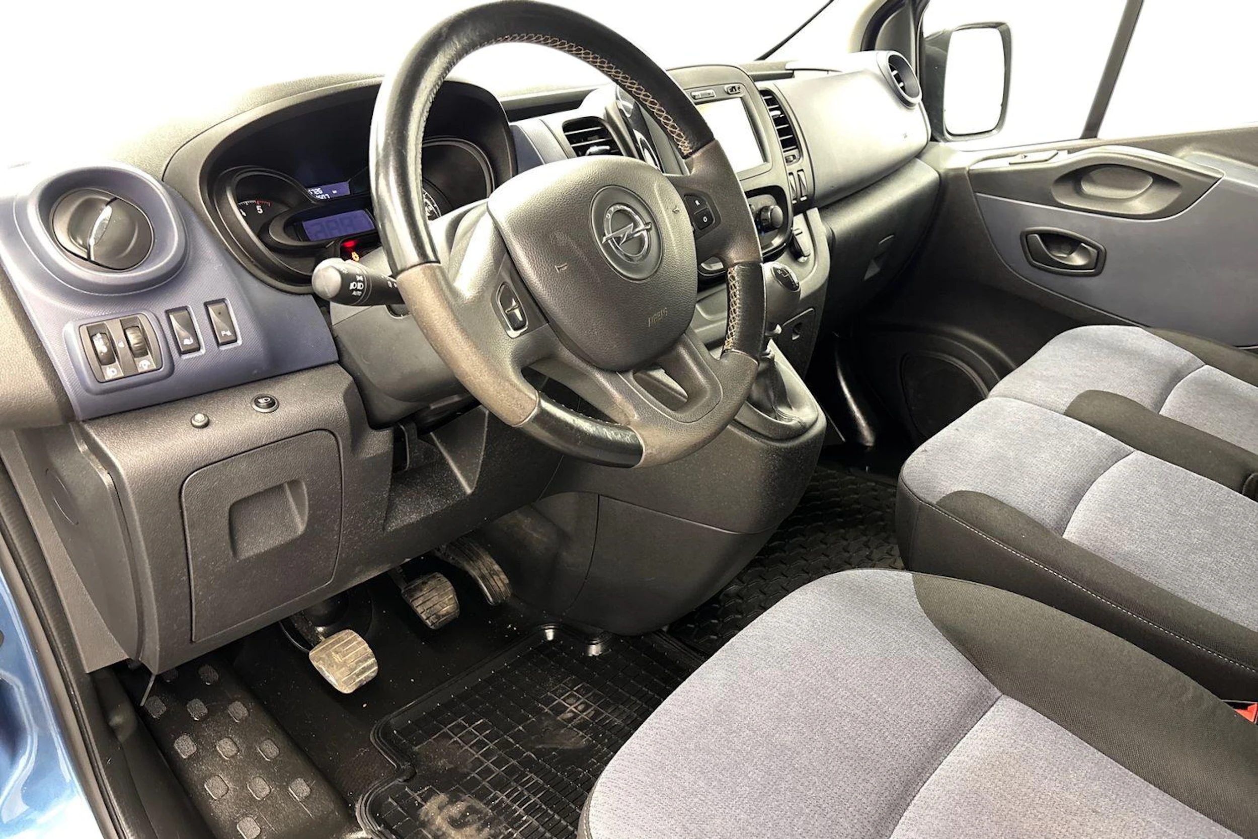 Sininen Opel Vivaro 2019 kuva 8.
