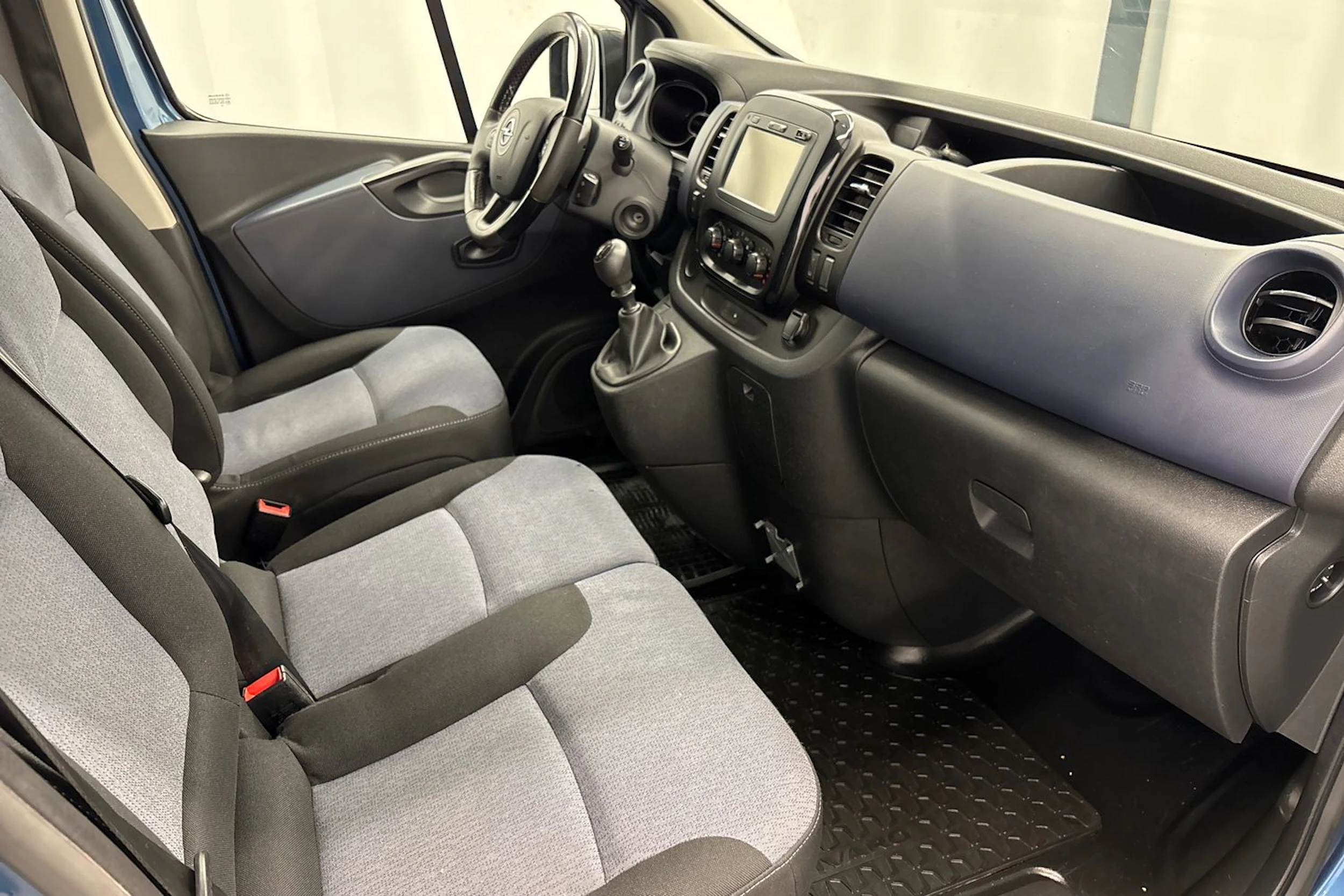 Sininen Opel Vivaro 2019 kuva 13.