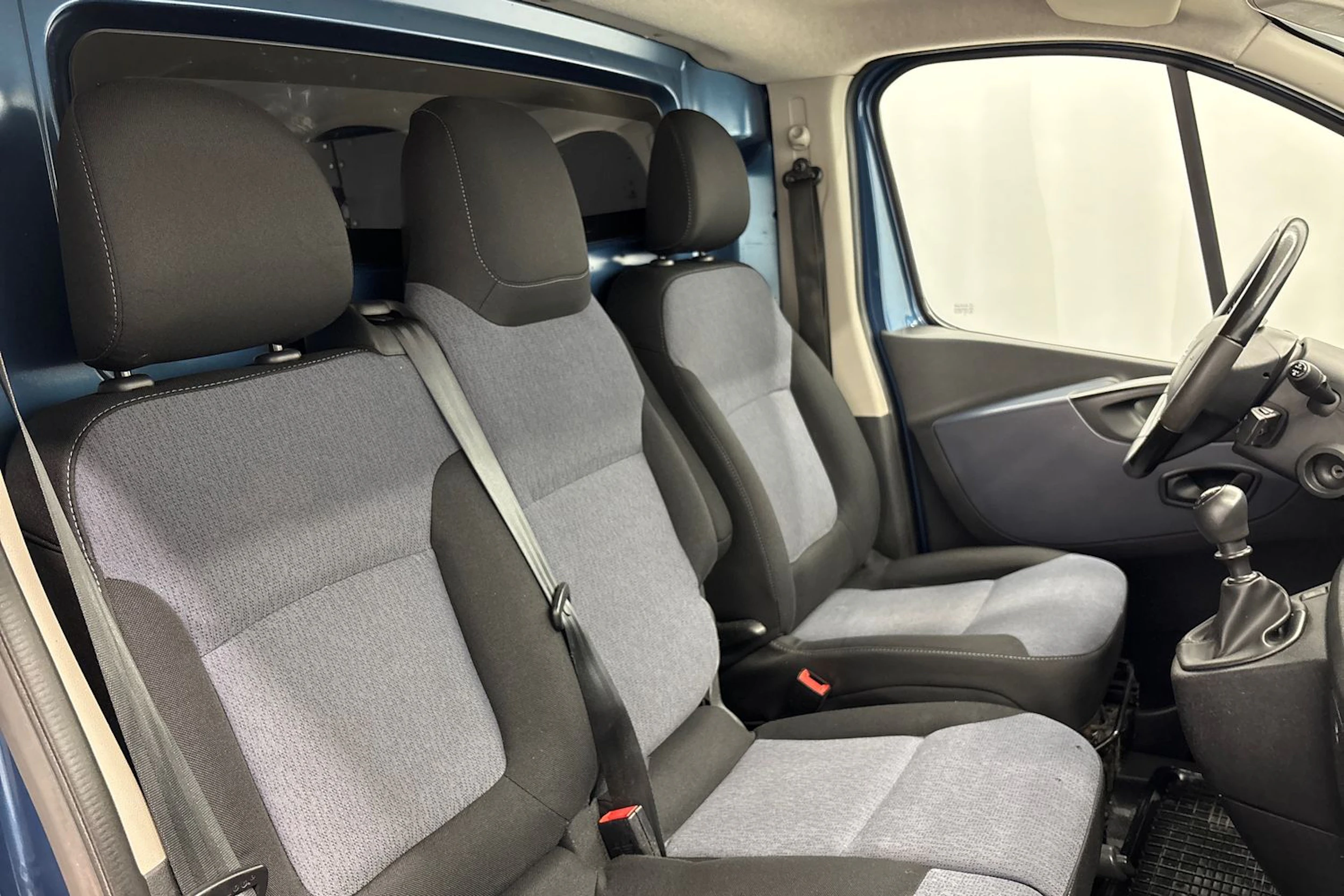 Sininen Opel Vivaro 2019 kuva 15.