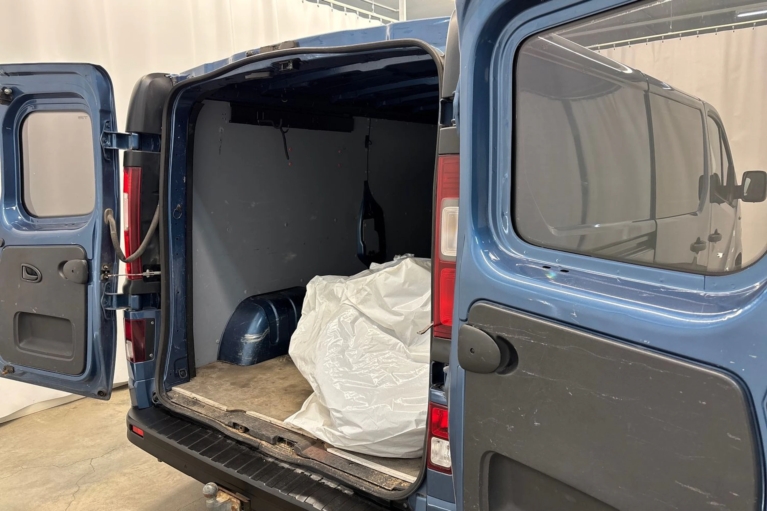 Sininen Opel Vivaro 2019 kuva 25.