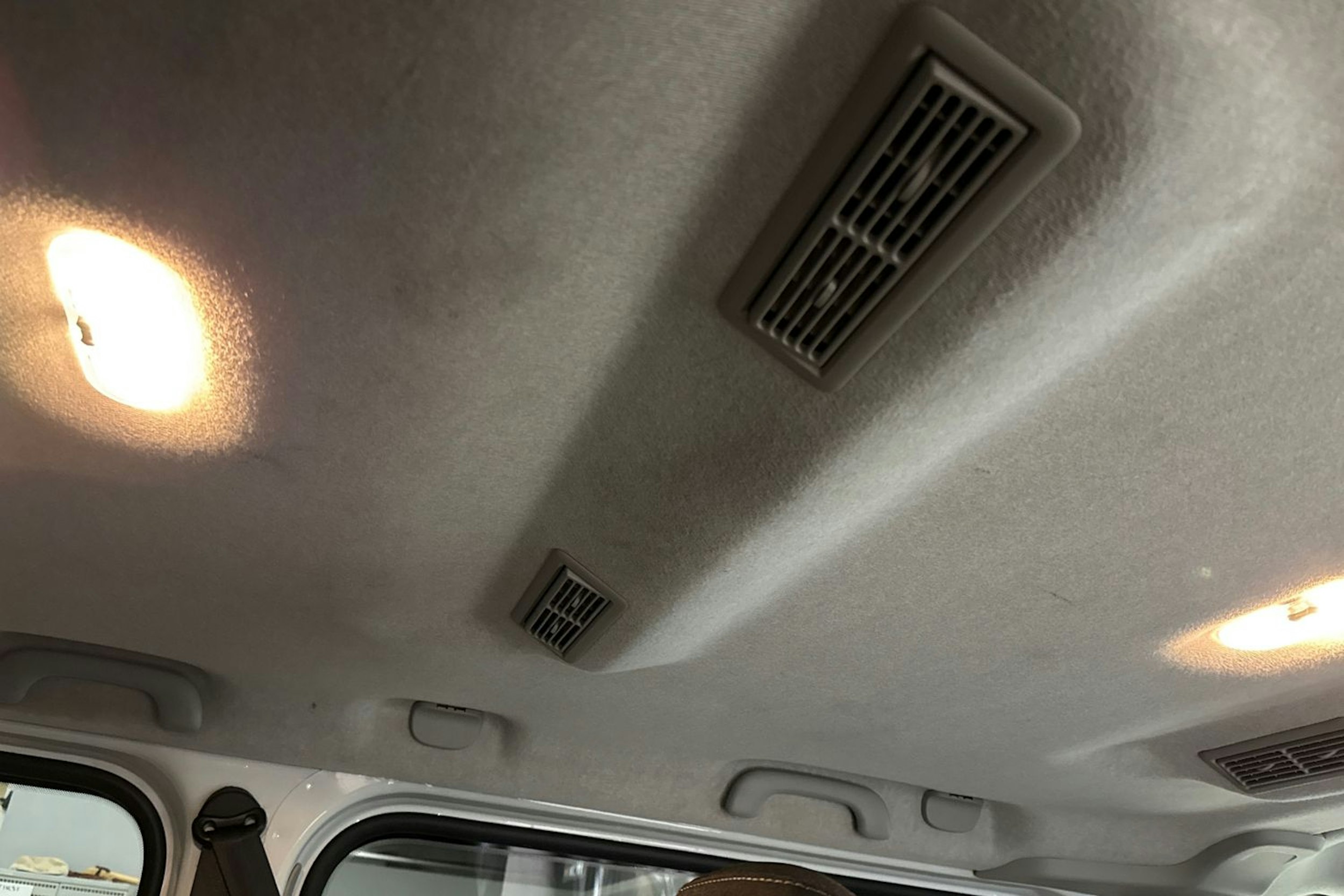valkoinen Opel Vivaro 2019 kuva 16.