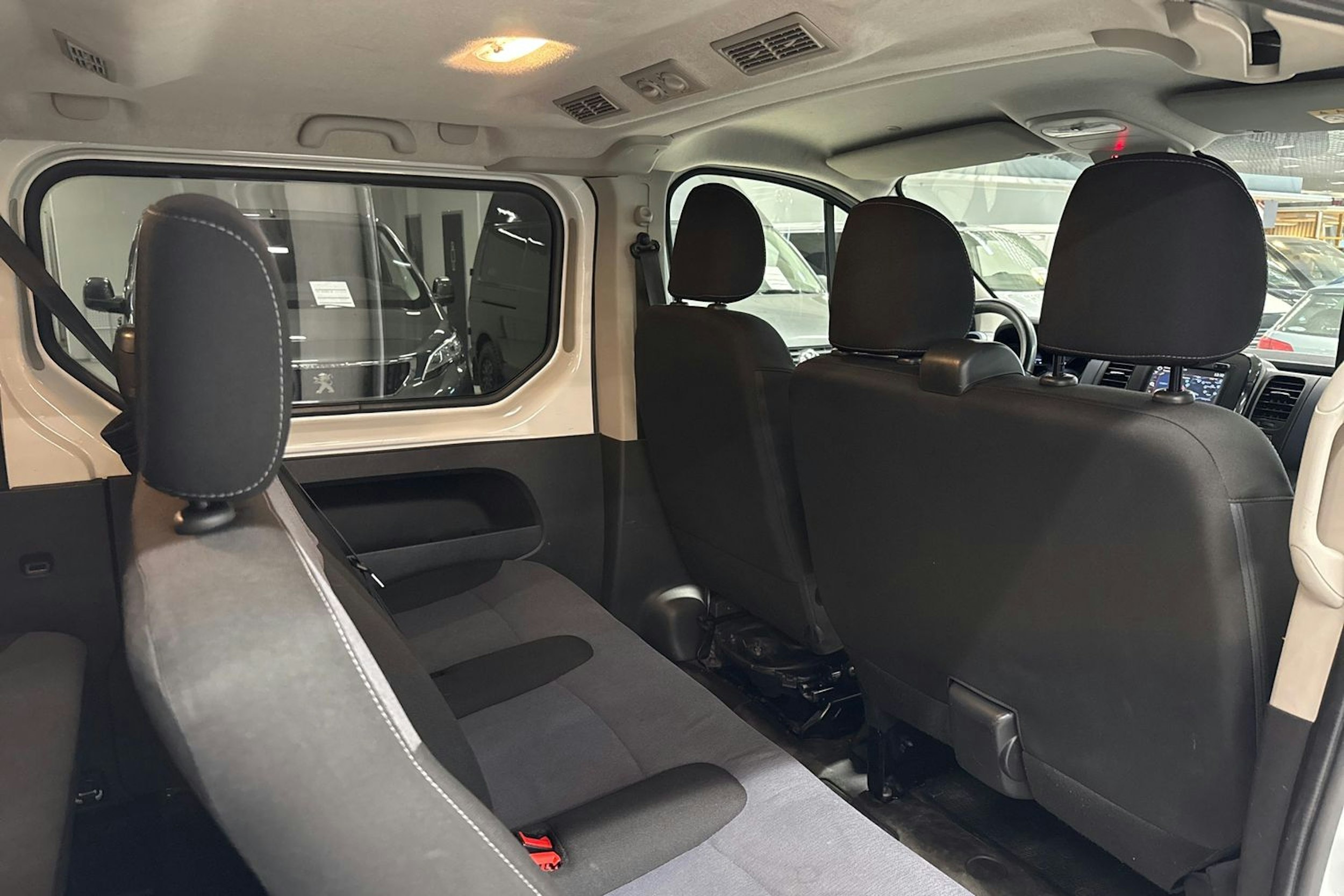 valkoinen Opel Vivaro 2019 kuva 17.