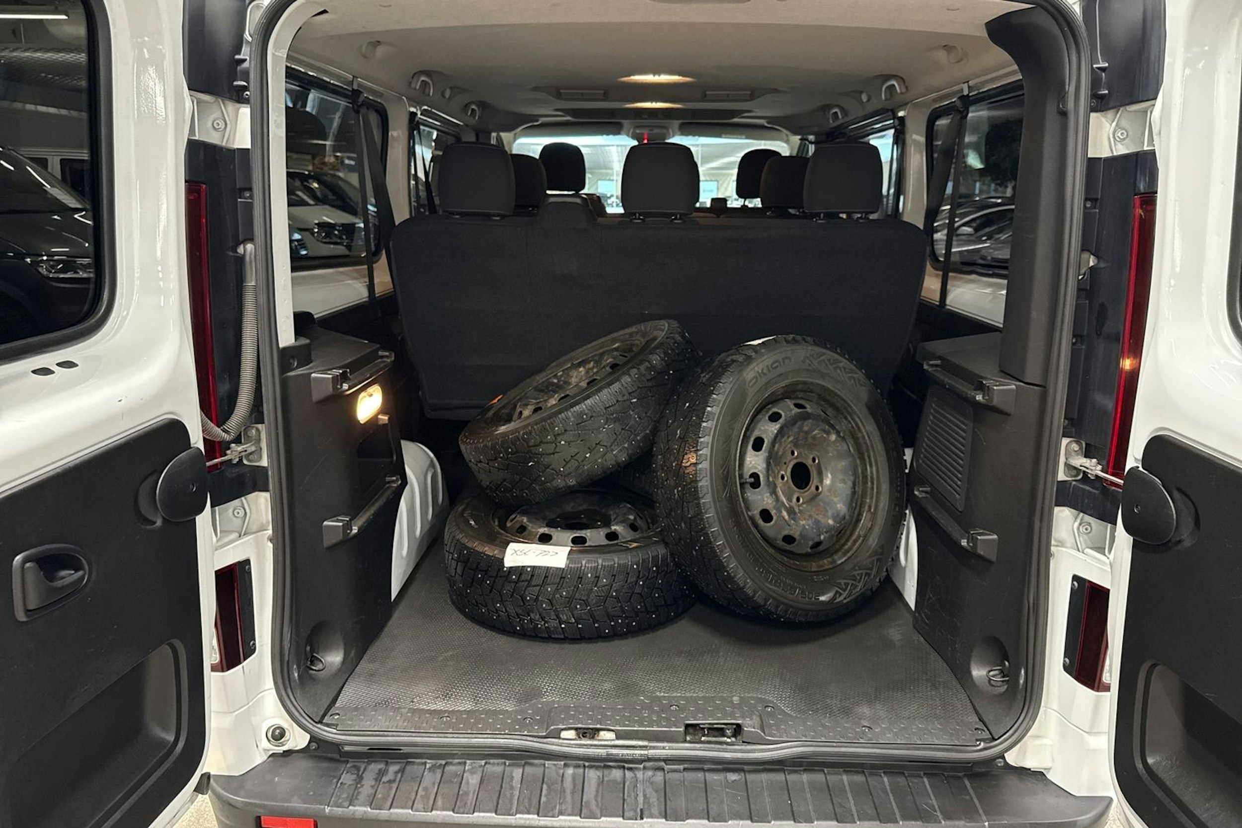 valkoinen Opel Vivaro 2019 kuva 18.