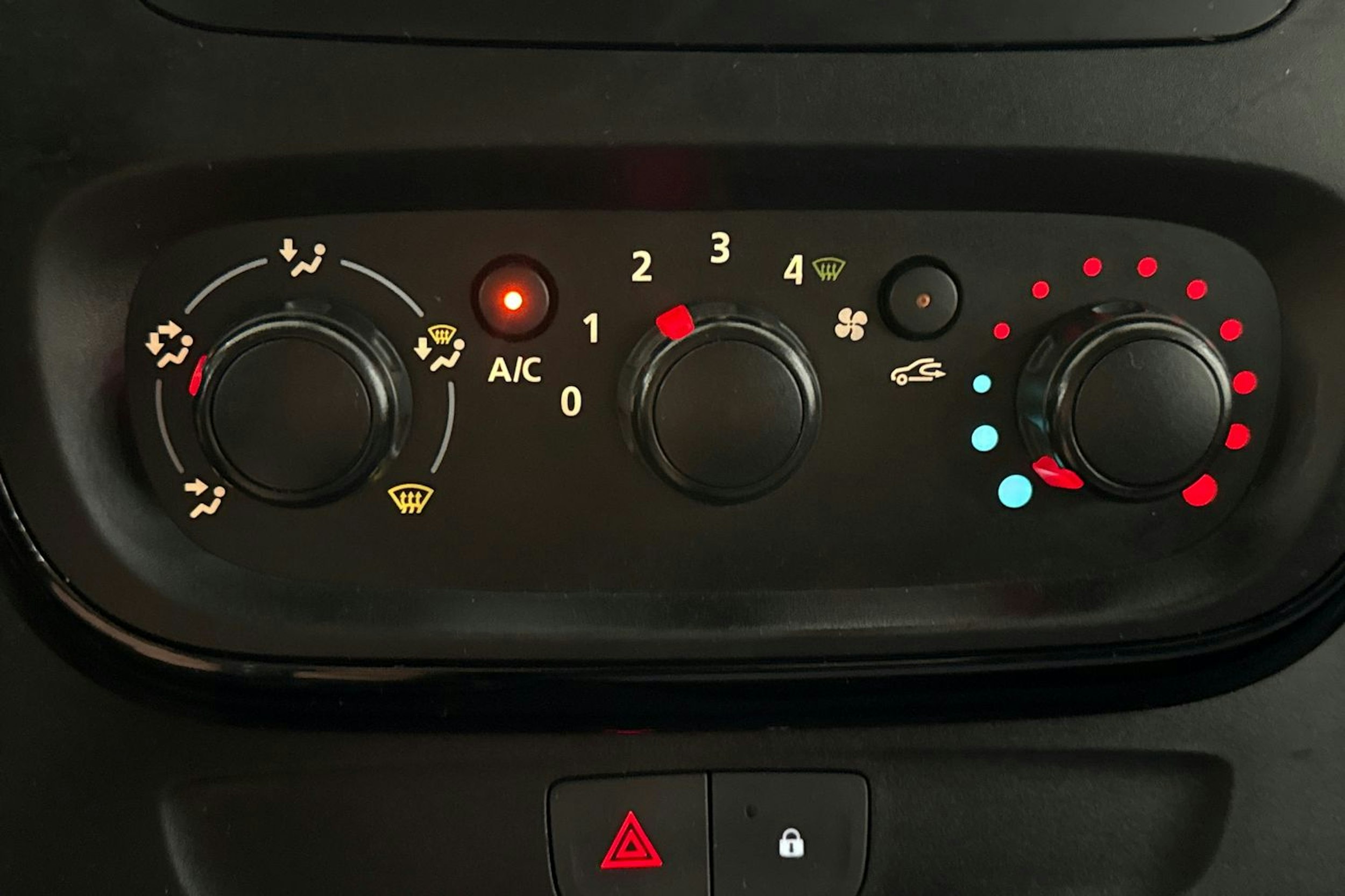 valkoinen Opel Vivaro 2019 kuva 28.