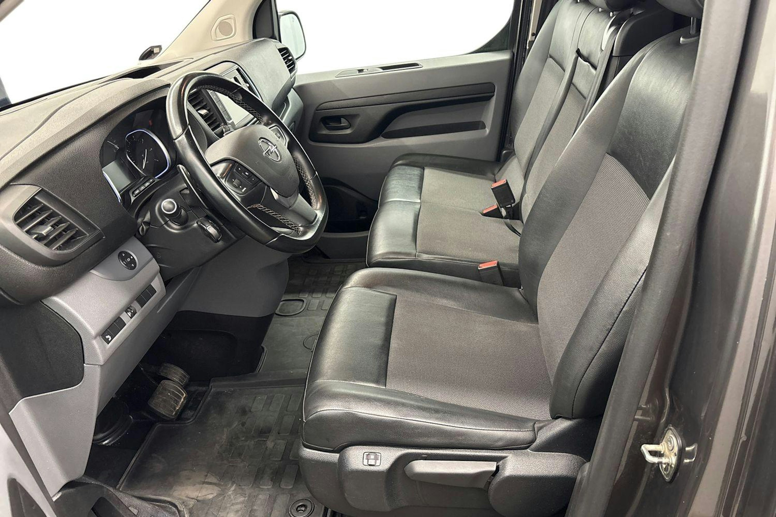 harmaa Opel Vivaro 2020 kuva 7.
