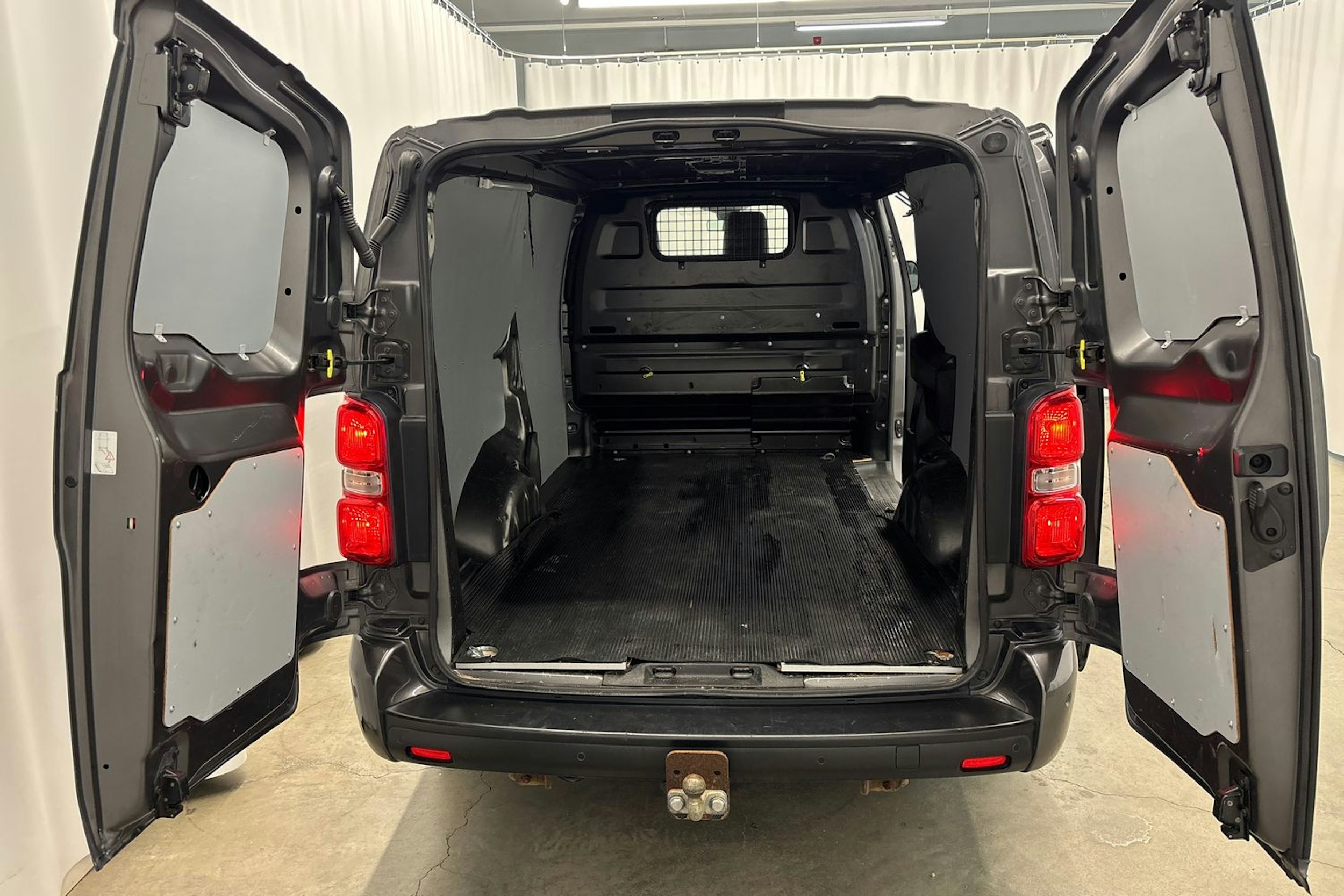 harmaa Opel Vivaro 2020 kuva 14.
