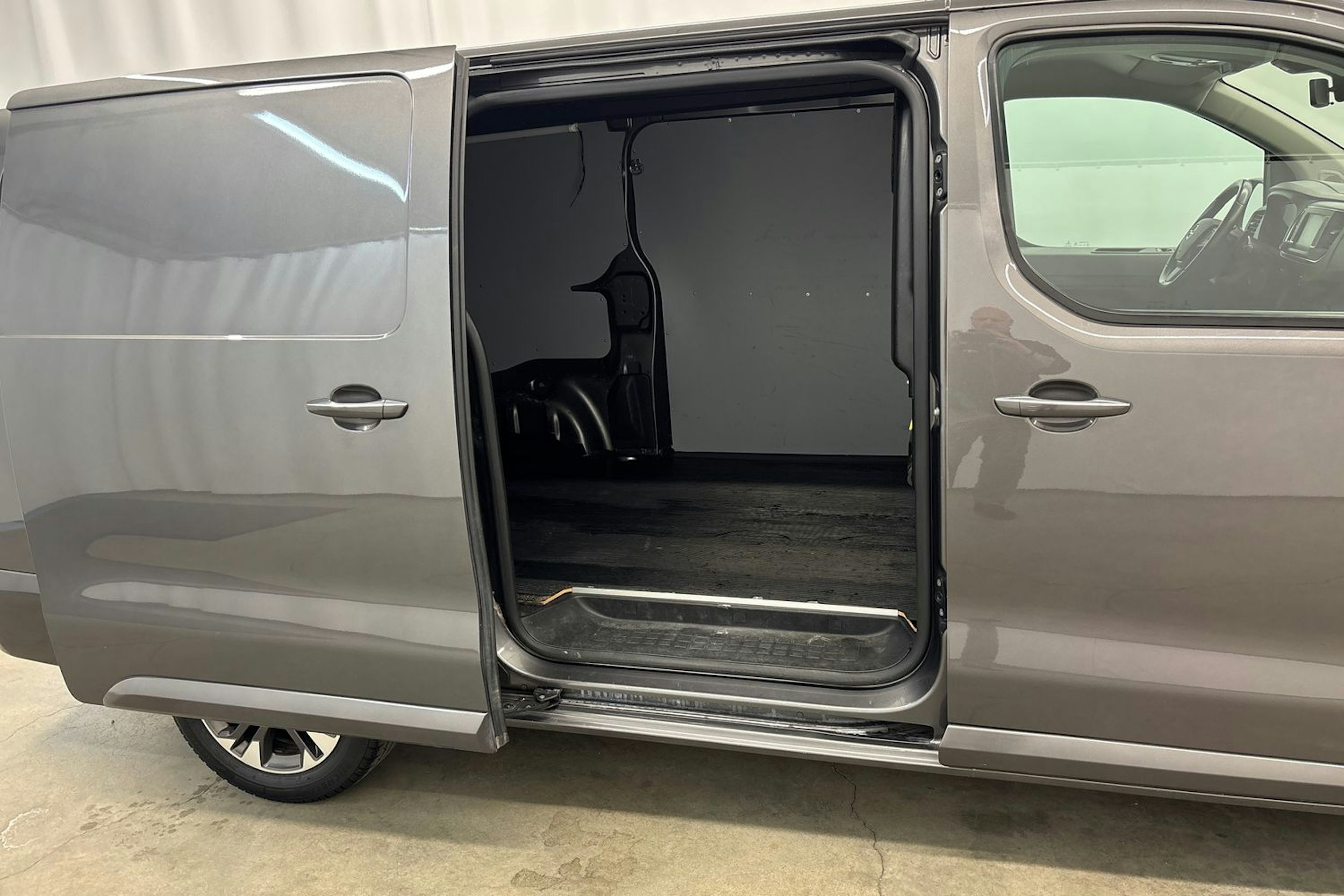 harmaa Opel Vivaro 2020 kuva 15.