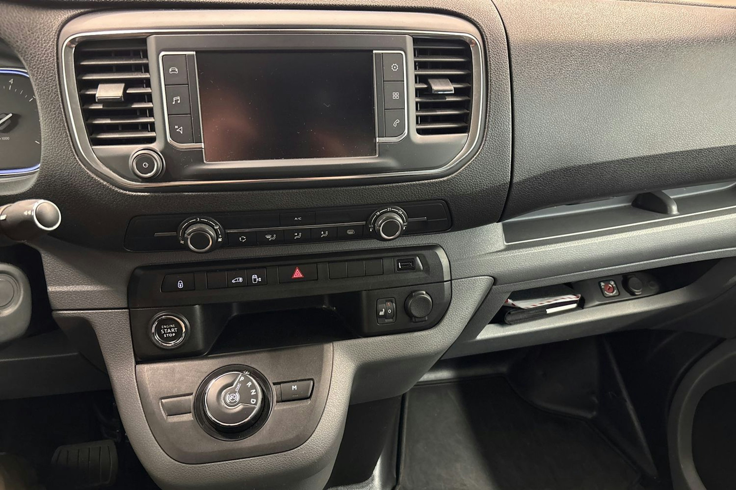 harmaa Opel Vivaro 2020 kuva 16.
