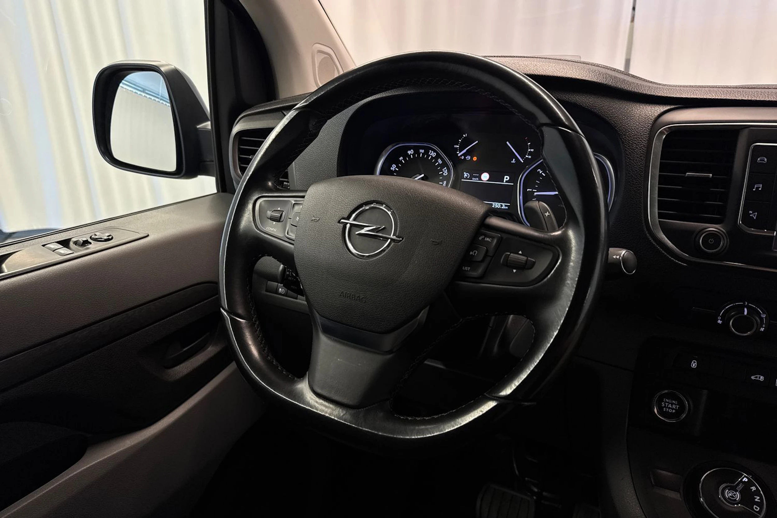 harmaa Opel Vivaro 2020 kuva 13.