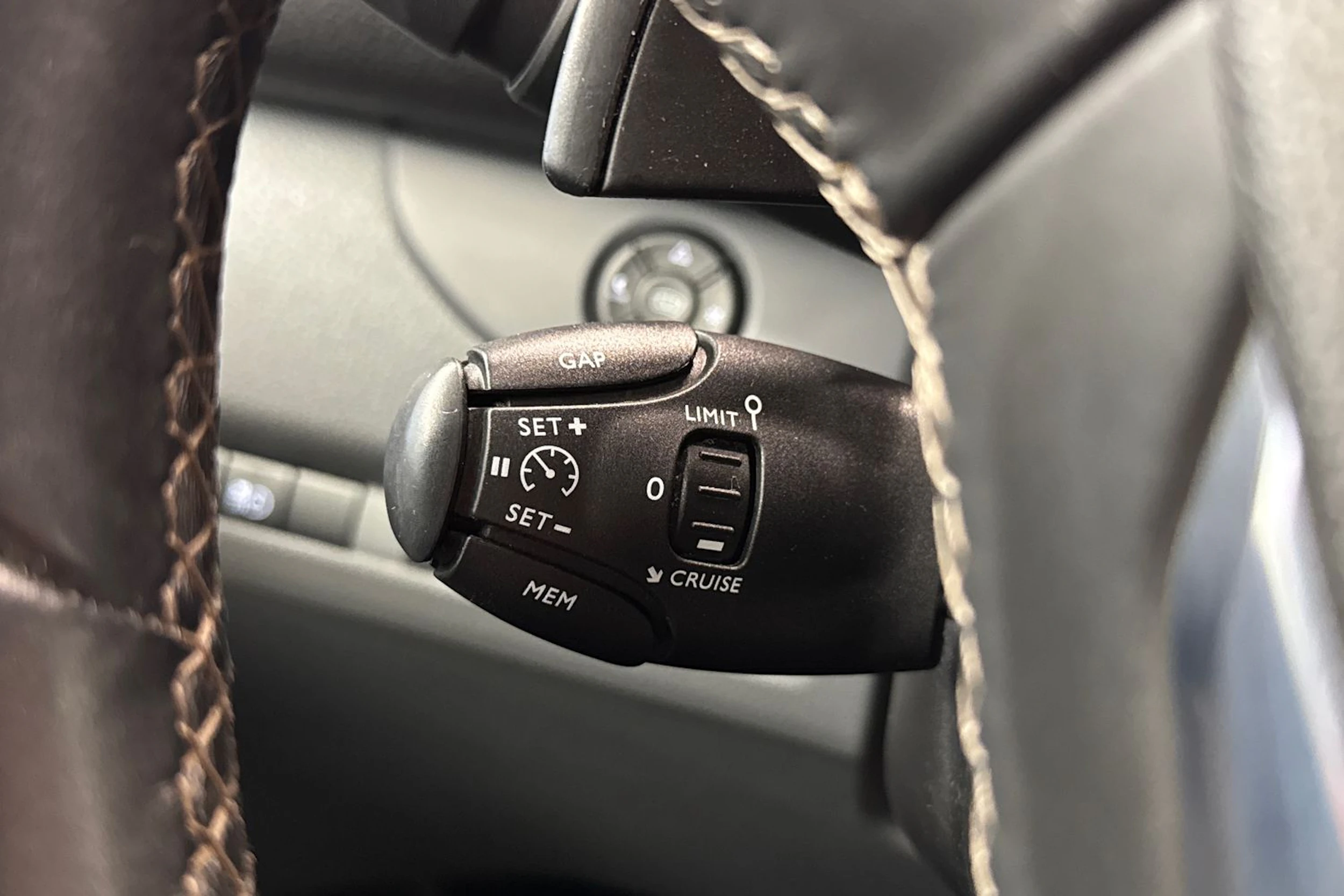 harmaa Opel Vivaro 2020 kuva 18.