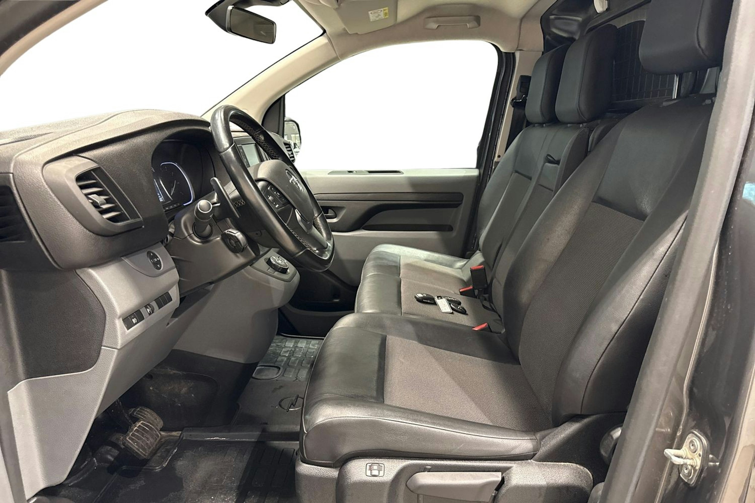 harmaa Opel Vivaro 2020 kuva 9.