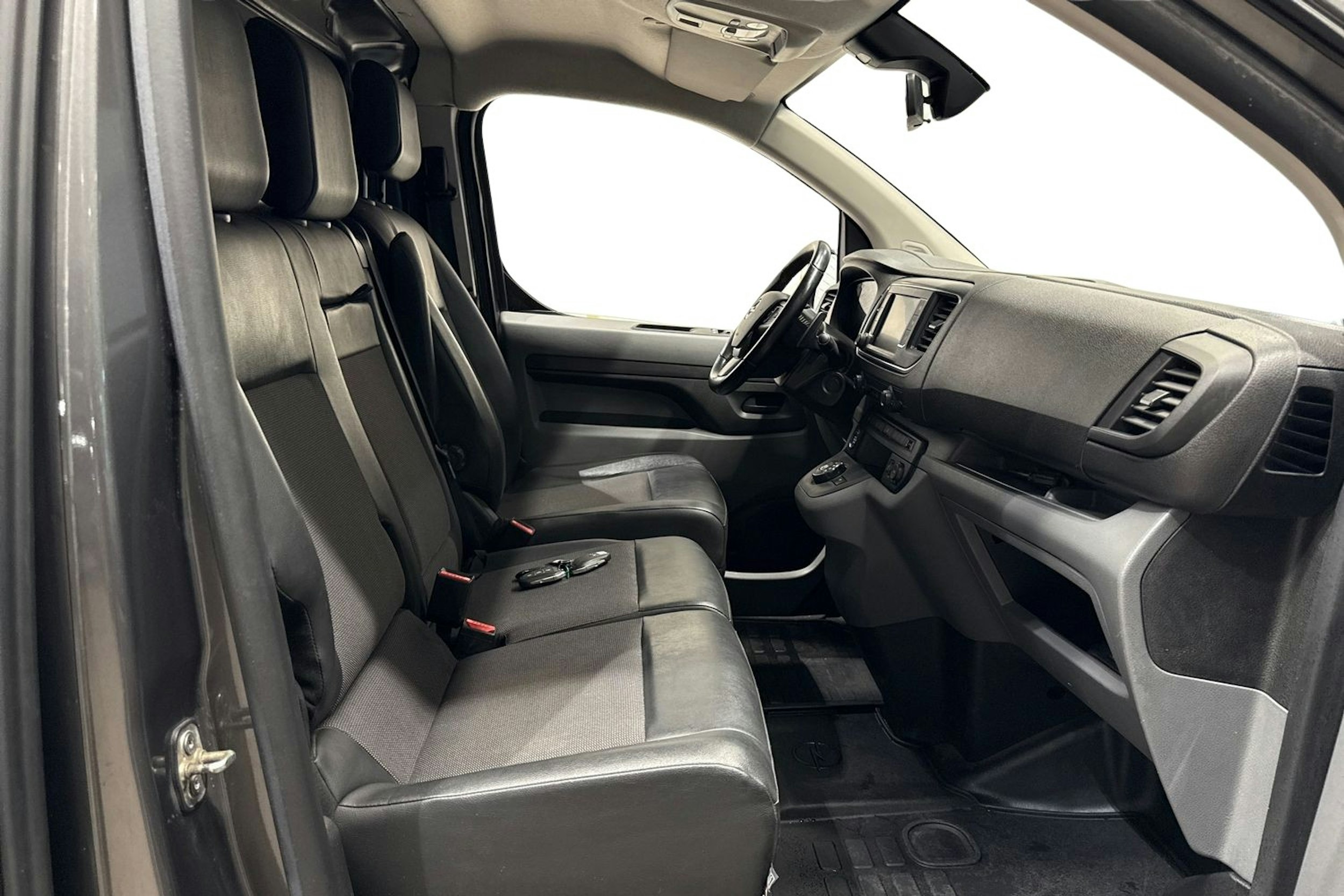 harmaa Opel Vivaro 2020 kuva 10.