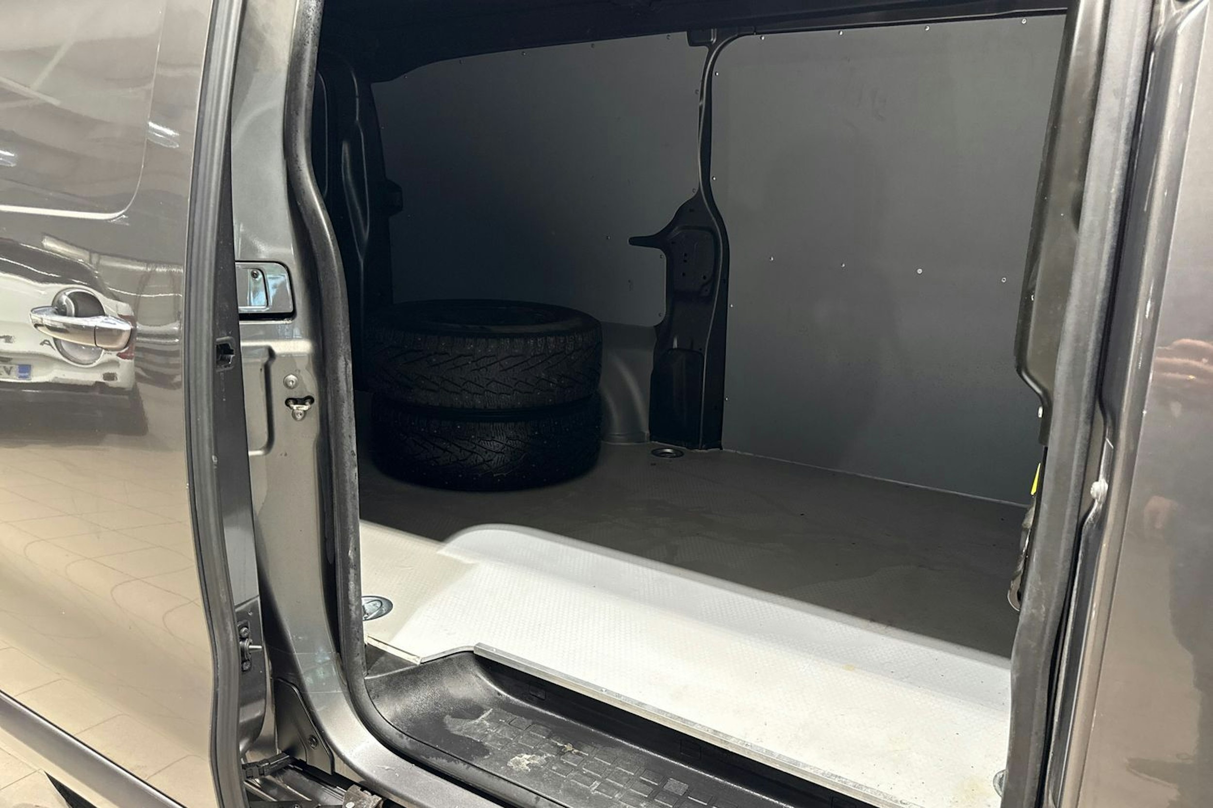 harmaa Opel Vivaro 2020 kuva 16.