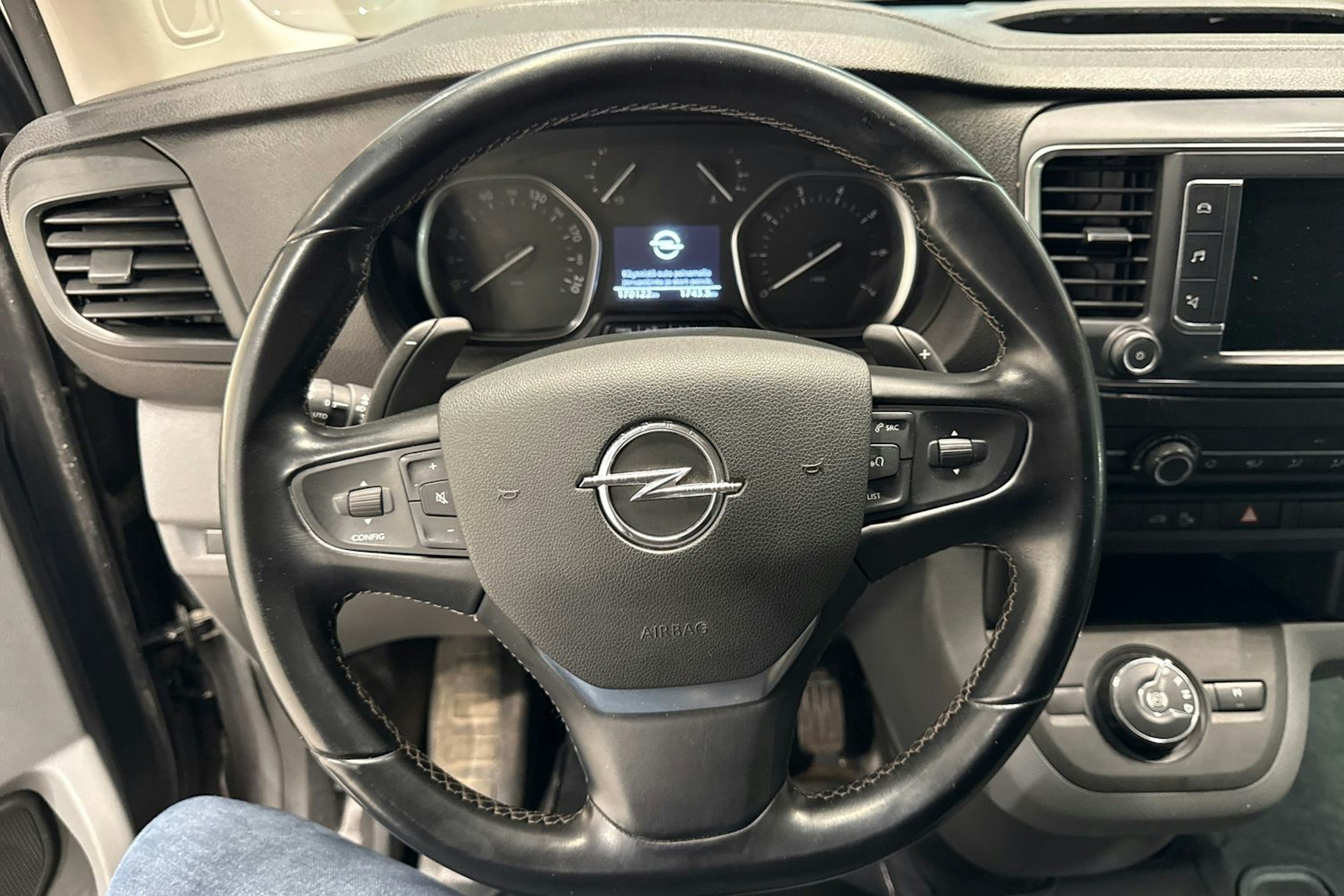 harmaa Opel Vivaro 2020 kuva 17.