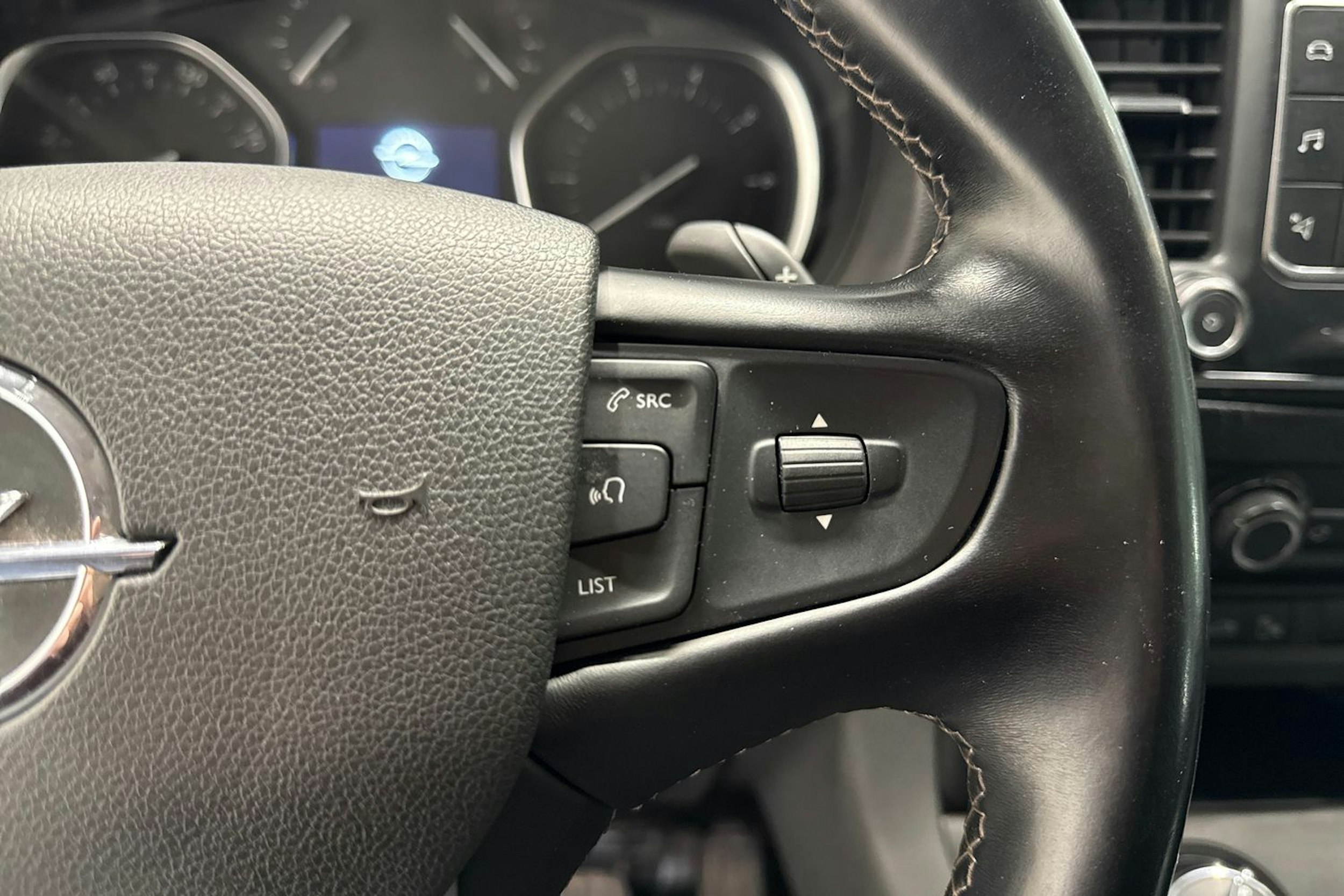 harmaa Opel Vivaro 2020 kuva 19.