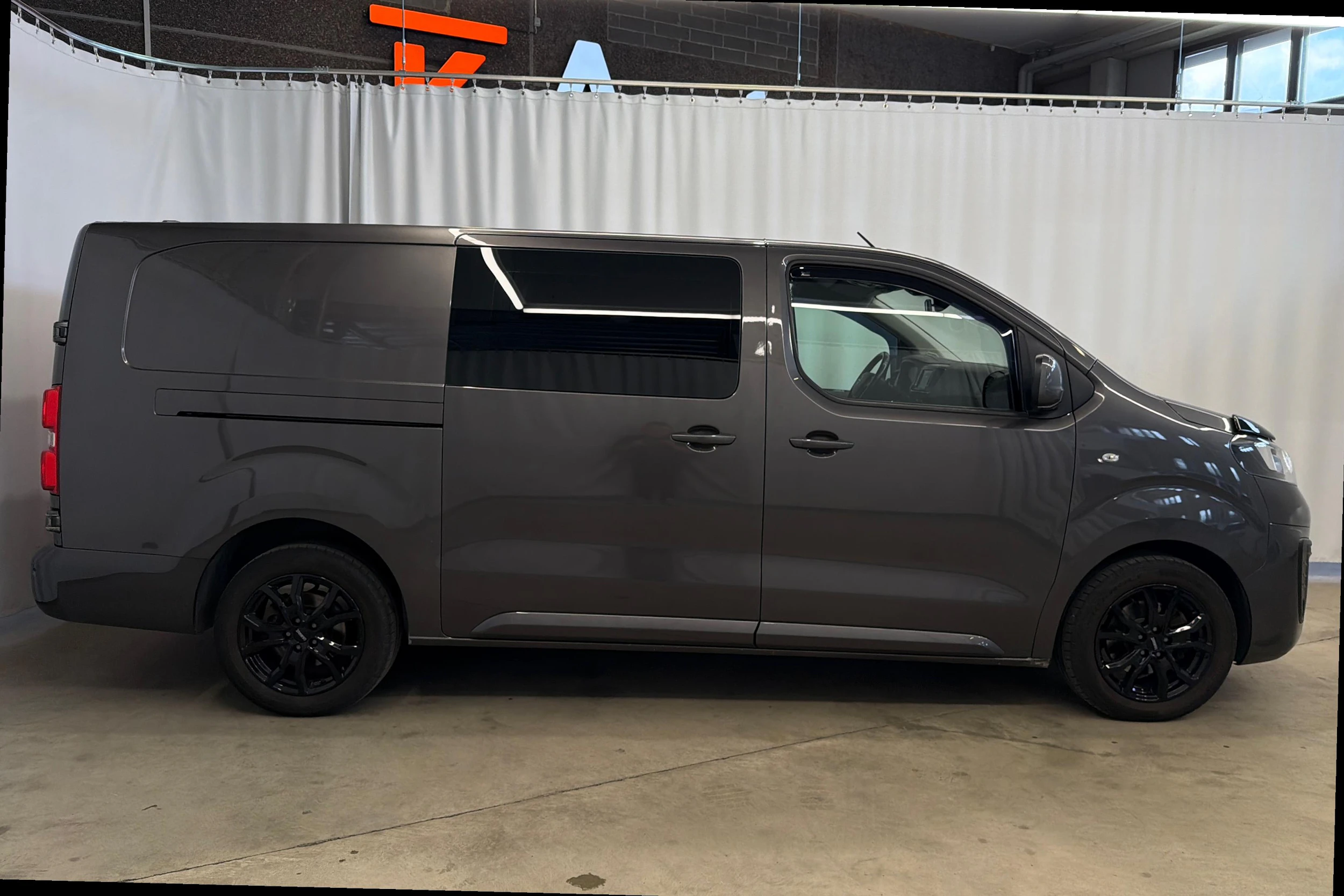 harmaa Opel Vivaro 2020 kuva 6.
