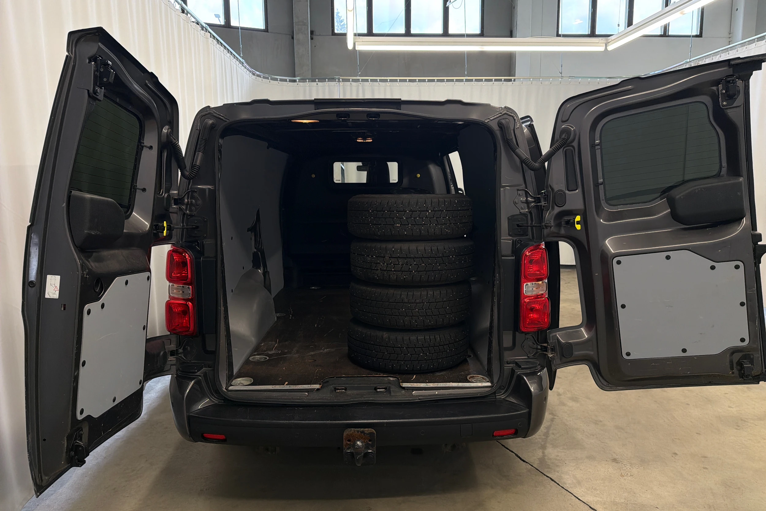 harmaa Opel Vivaro 2020 kuva 21.