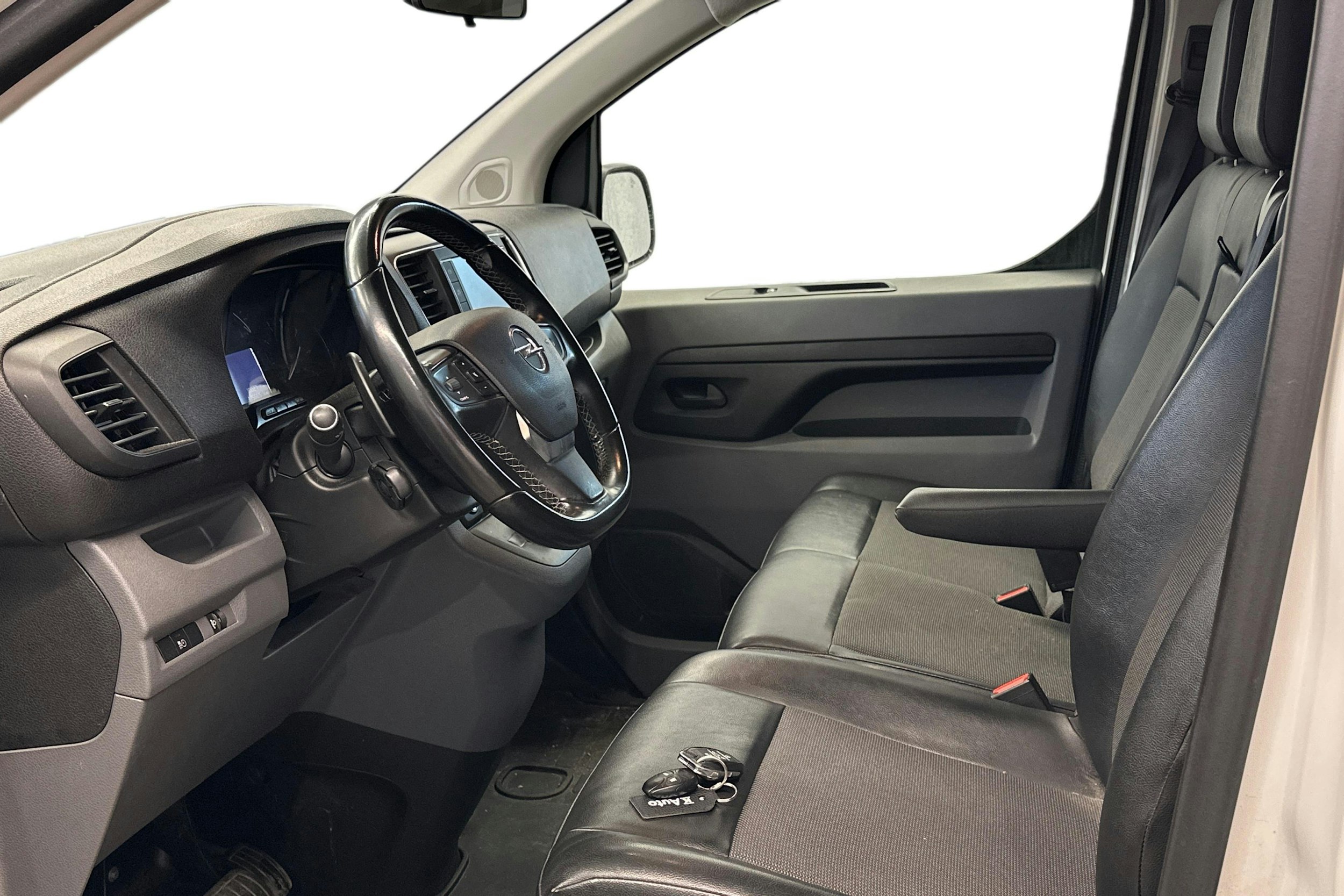 valkoinen Opel Vivaro 2020 kuva 3.