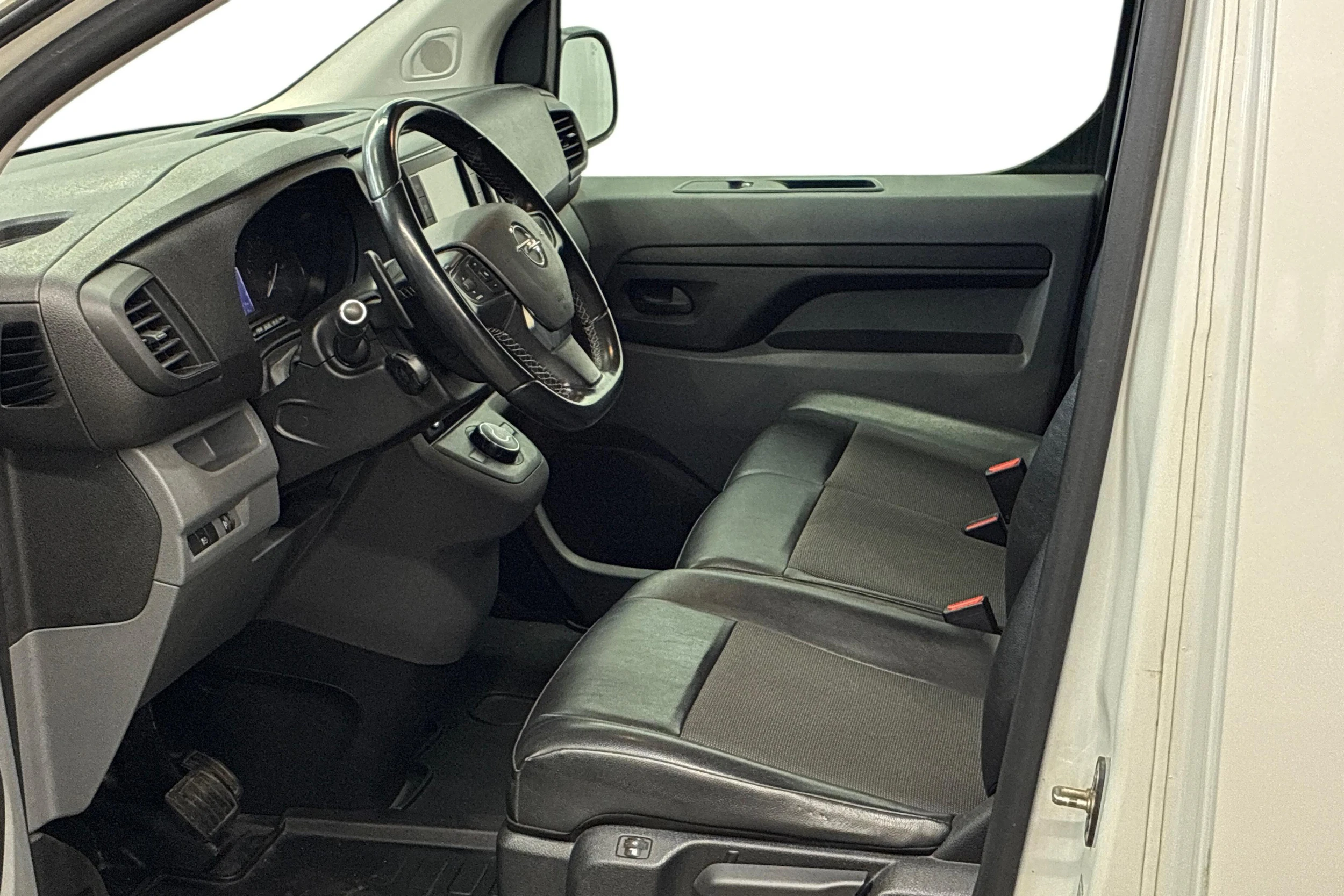 valkoinen Opel Vivaro 2020 kuva 8.