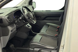 valkoinen Opel Vivaro 2020 kuva 8.